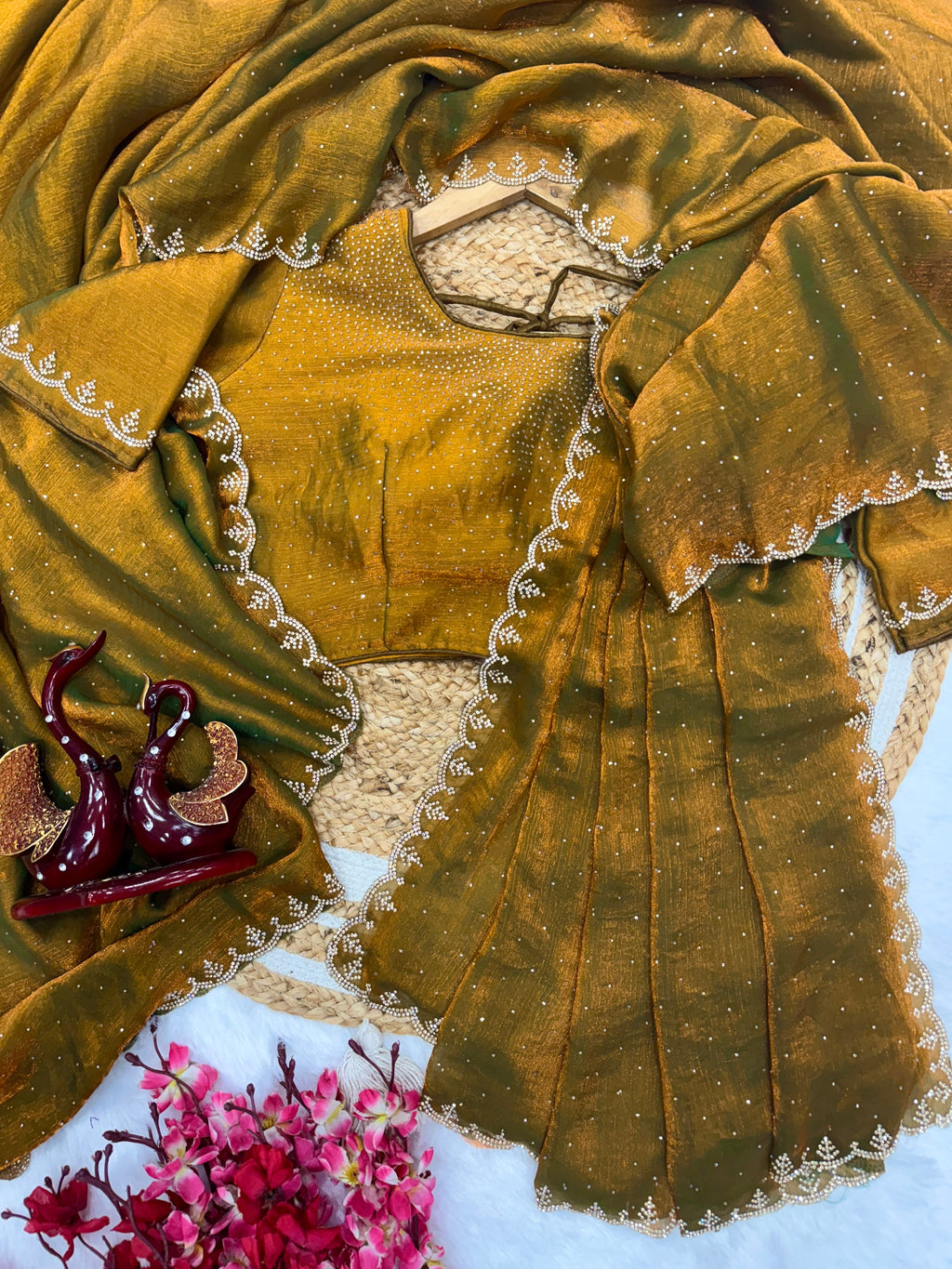 झुरखन और हीरे की कढ़ाई वाली खूबसूरत पार्टी वेयर साड़ी