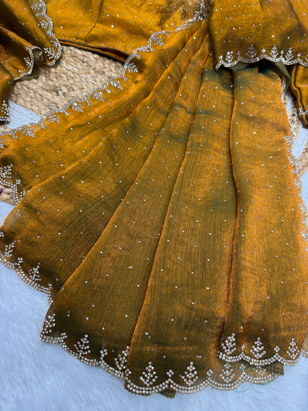 झुरखन और हीरे की कढ़ाई वाली खूबसूरत पार्टी वेयर साड़ी