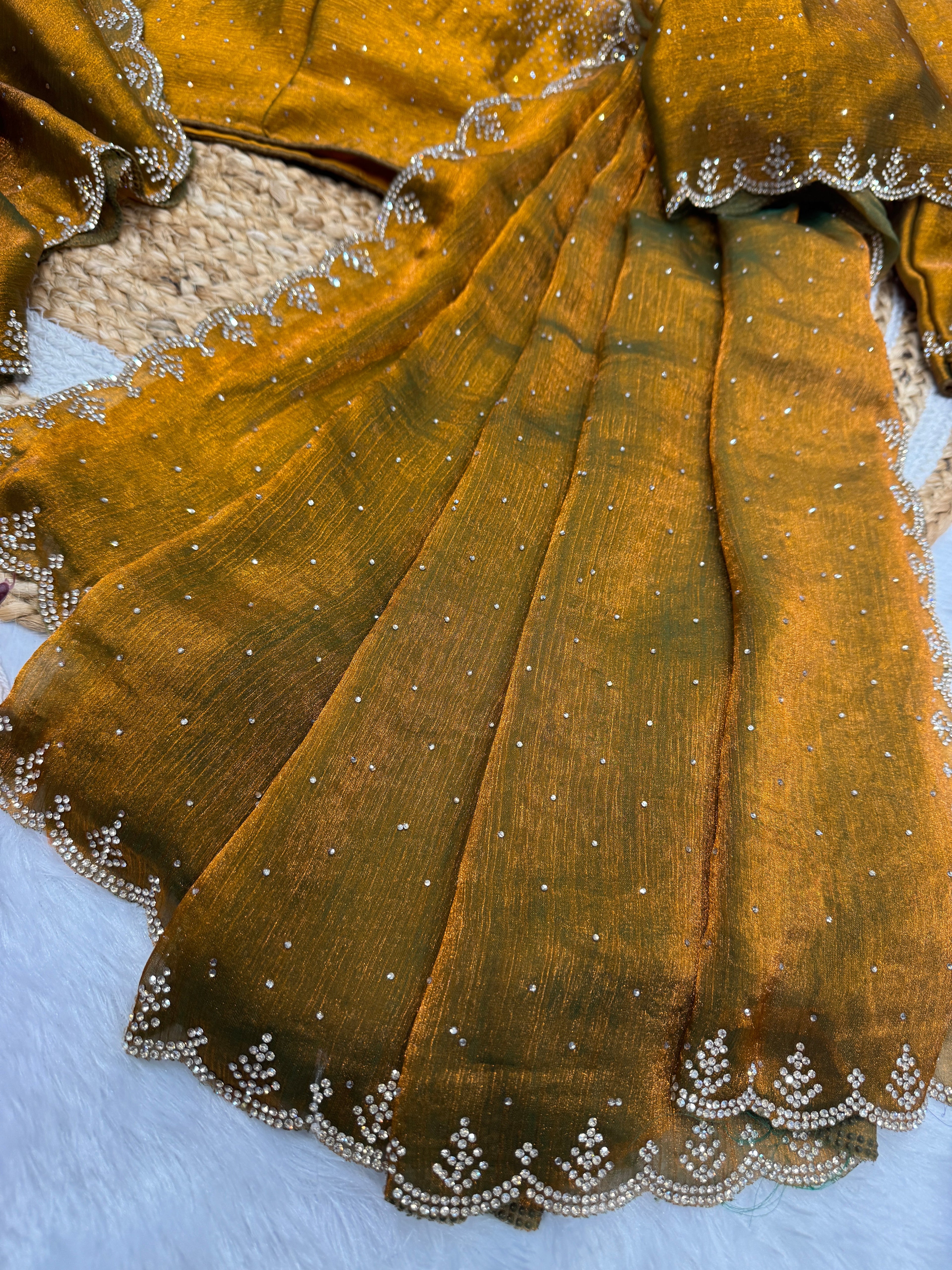 झुरखन और हीरे की कढ़ाई वाली खूबसूरत पार्टी वेयर साड़ी