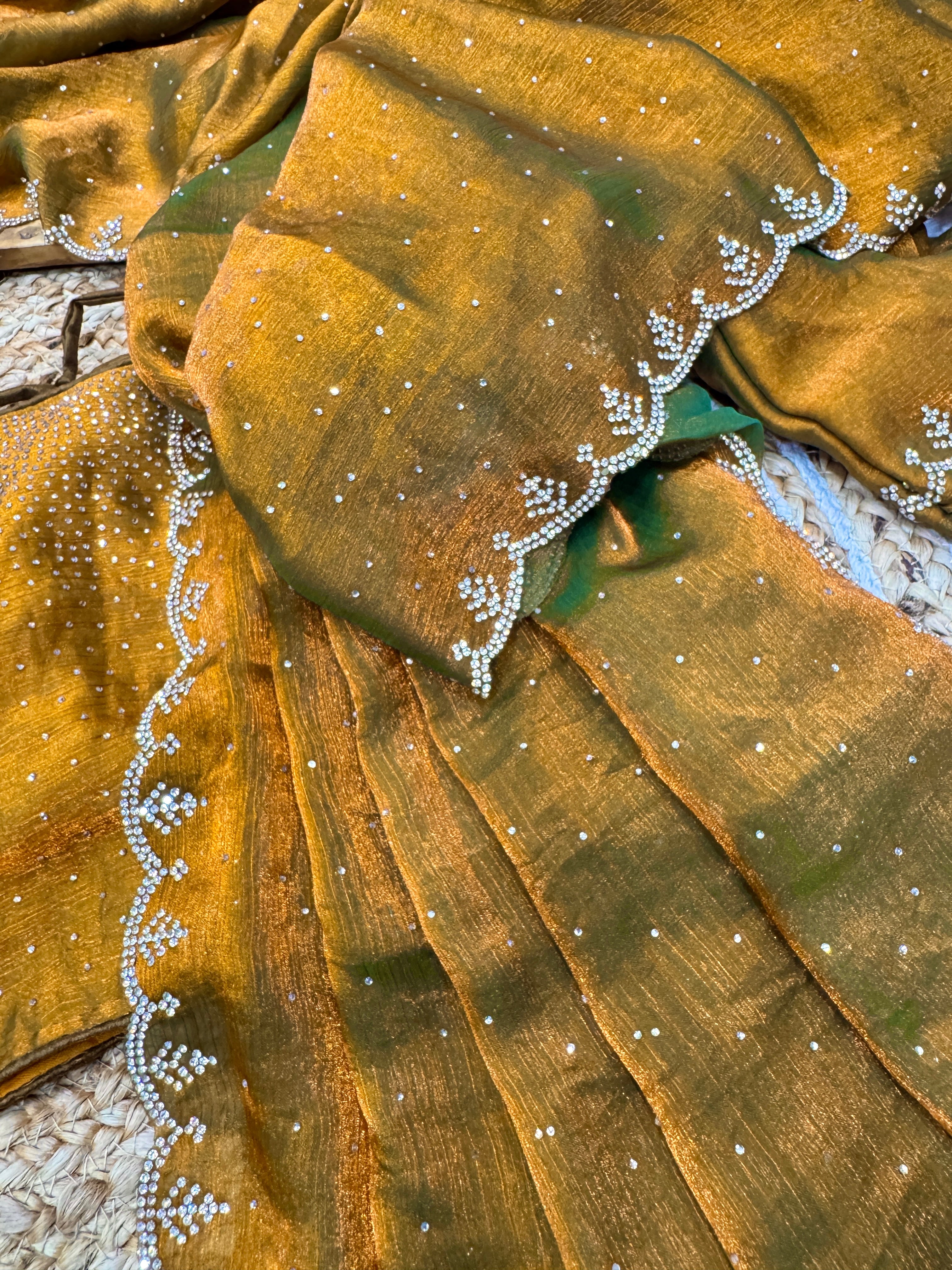 झुरखन और हीरे की कढ़ाई वाली खूबसूरत पार्टी वेयर साड़ी