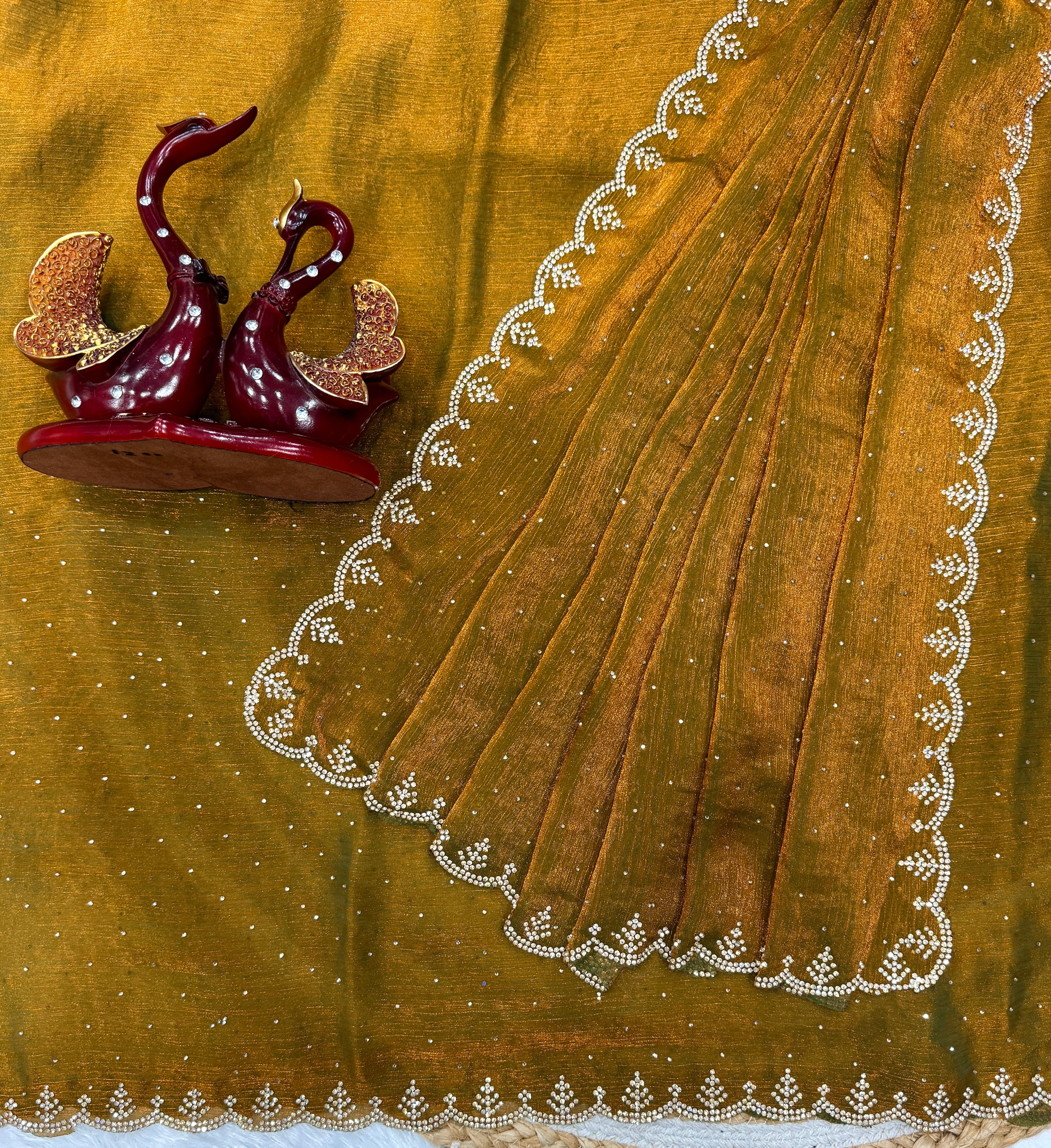 झुरखन और हीरे की कढ़ाई वाली खूबसूरत पार्टी वेयर साड़ी