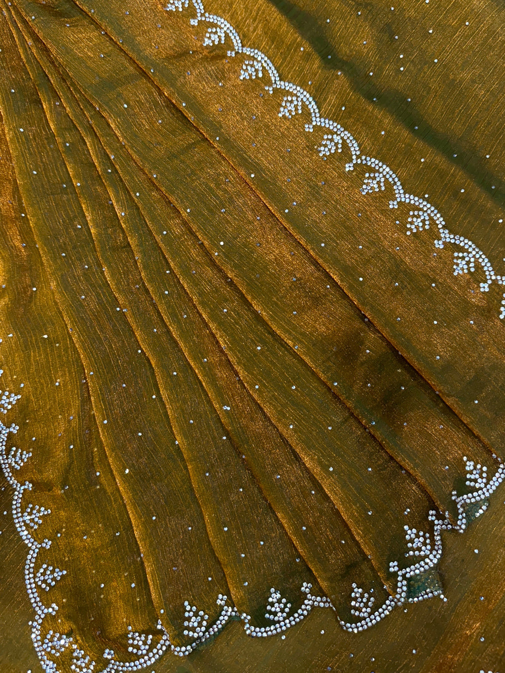 झुरखन और हीरे की कढ़ाई वाली खूबसूरत पार्टी वेयर साड़ी