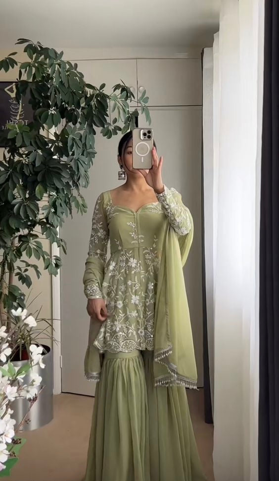 कढ़ाई वर्क से सजा हुआ फैंसी पार्टी वेयर टॉप, शरारा और दुपट्टा