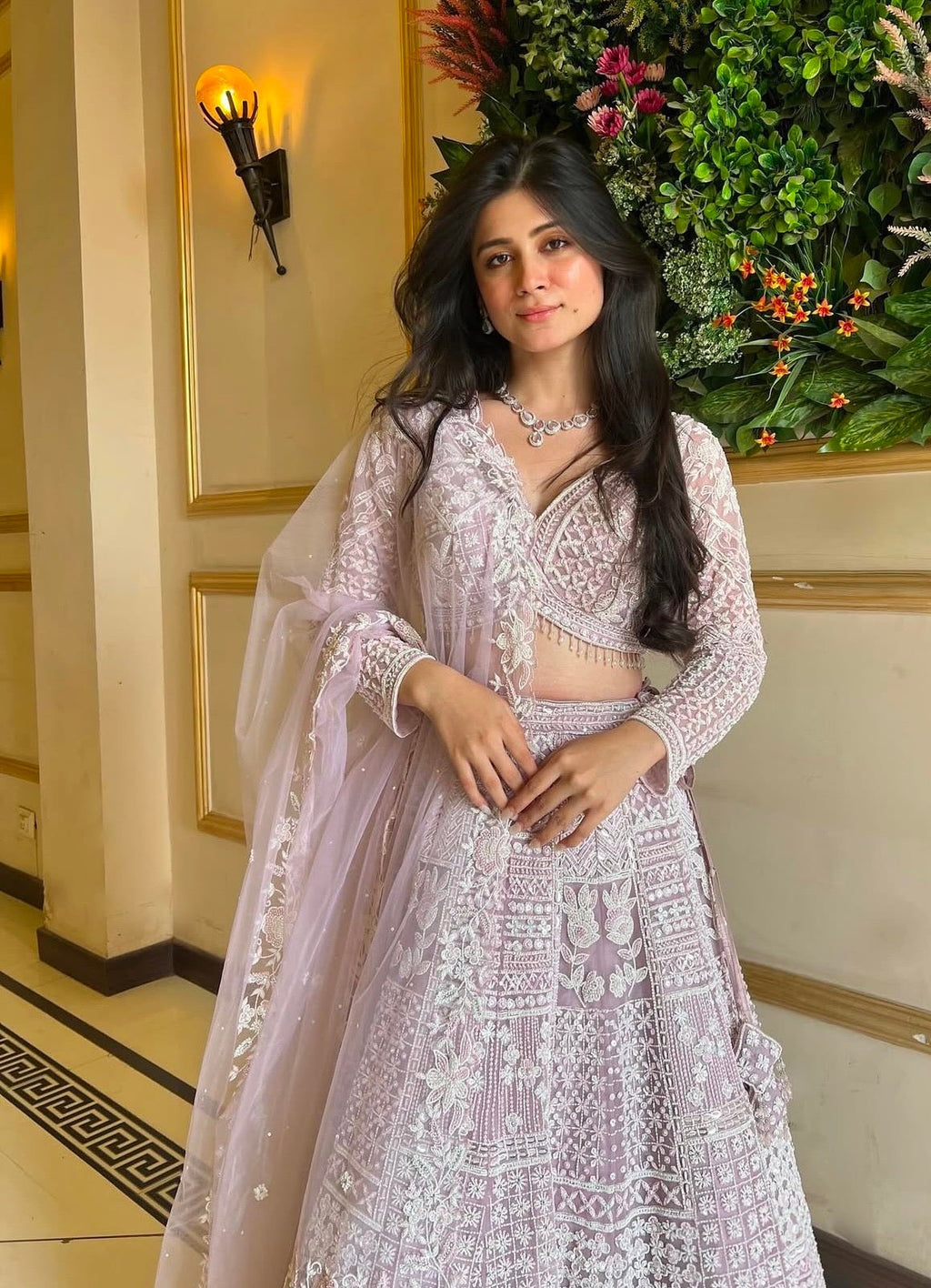 धागे और सीक्वेंस वर्क से सजा पार्टी वेयर डिजाइनर लहंगा चोली