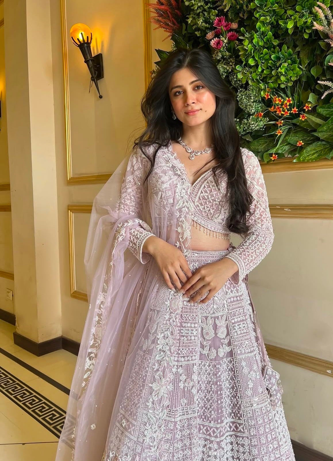 धागे और सीक्वेंस वर्क से सजा पार्टी वेयर डिजाइनर लहंगा चोली