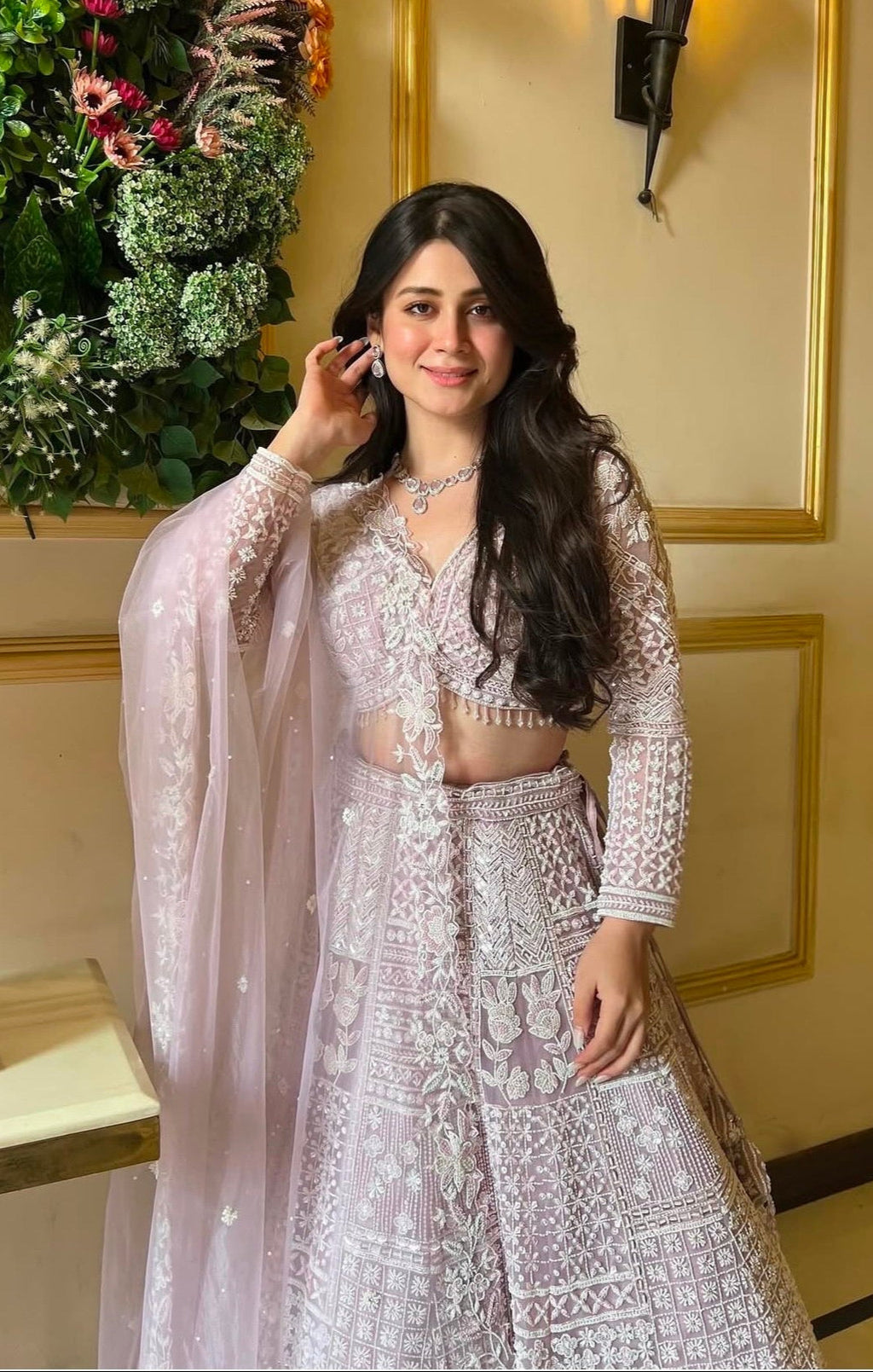 धागे और सीक्वेंस वर्क से सजा पार्टी वेयर डिजाइनर लहंगा चोली