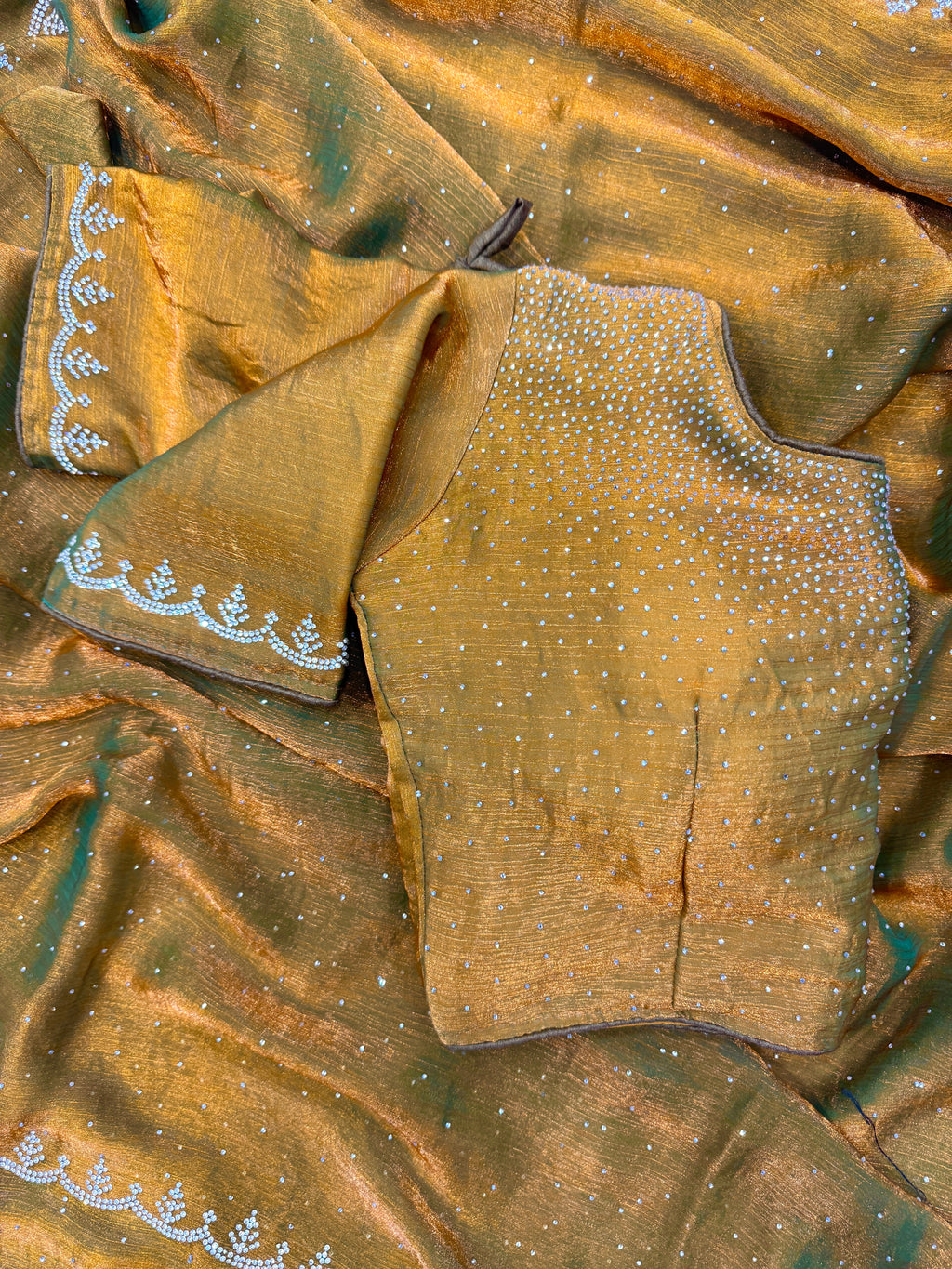 झुरखन और हीरे की कढ़ाई वाली खूबसूरत पार्टी वेयर साड़ी