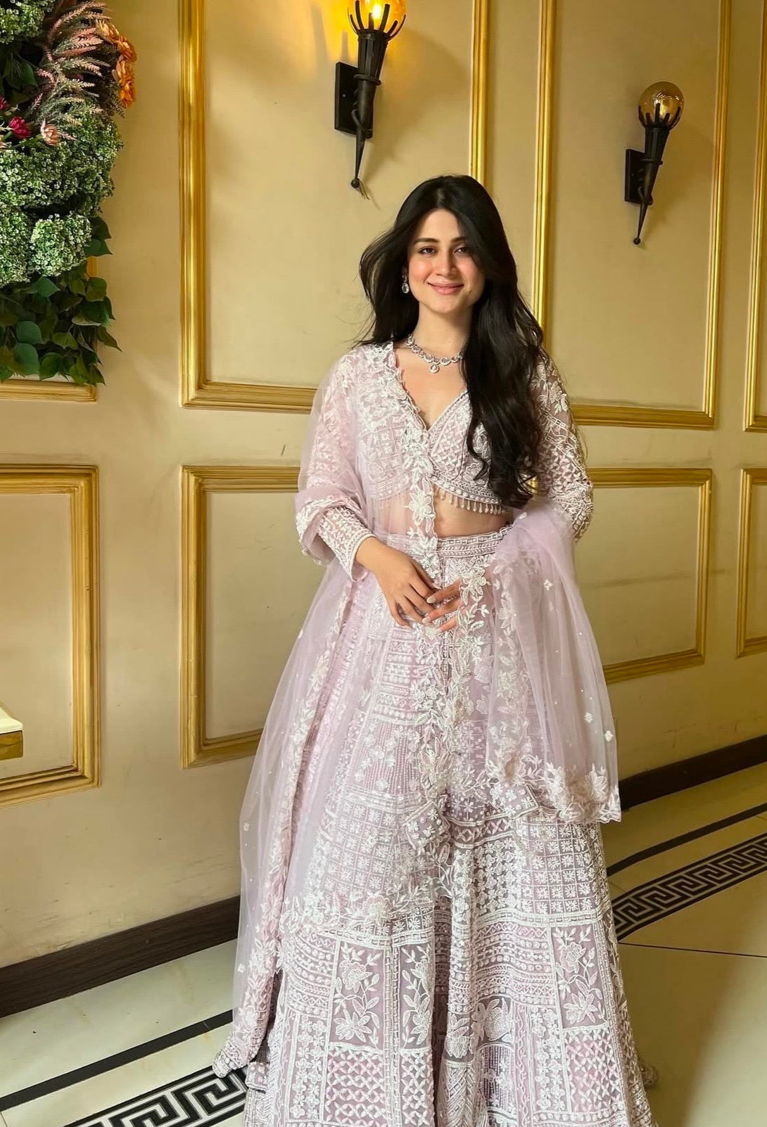 धागे और सीक्वेंस वर्क से सजा पार्टी वेयर डिजाइनर लहंगा चोली