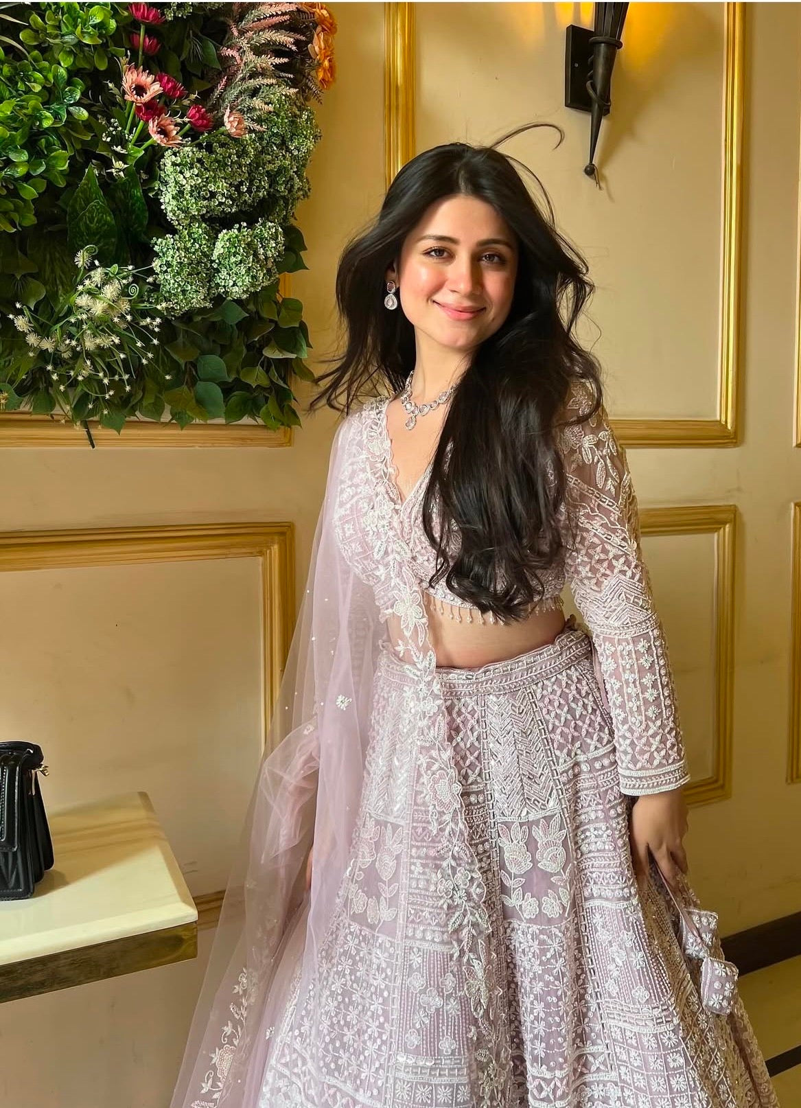 धागे और सीक्वेंस वर्क से सजा पार्टी वेयर डिजाइनर लहंगा चोली