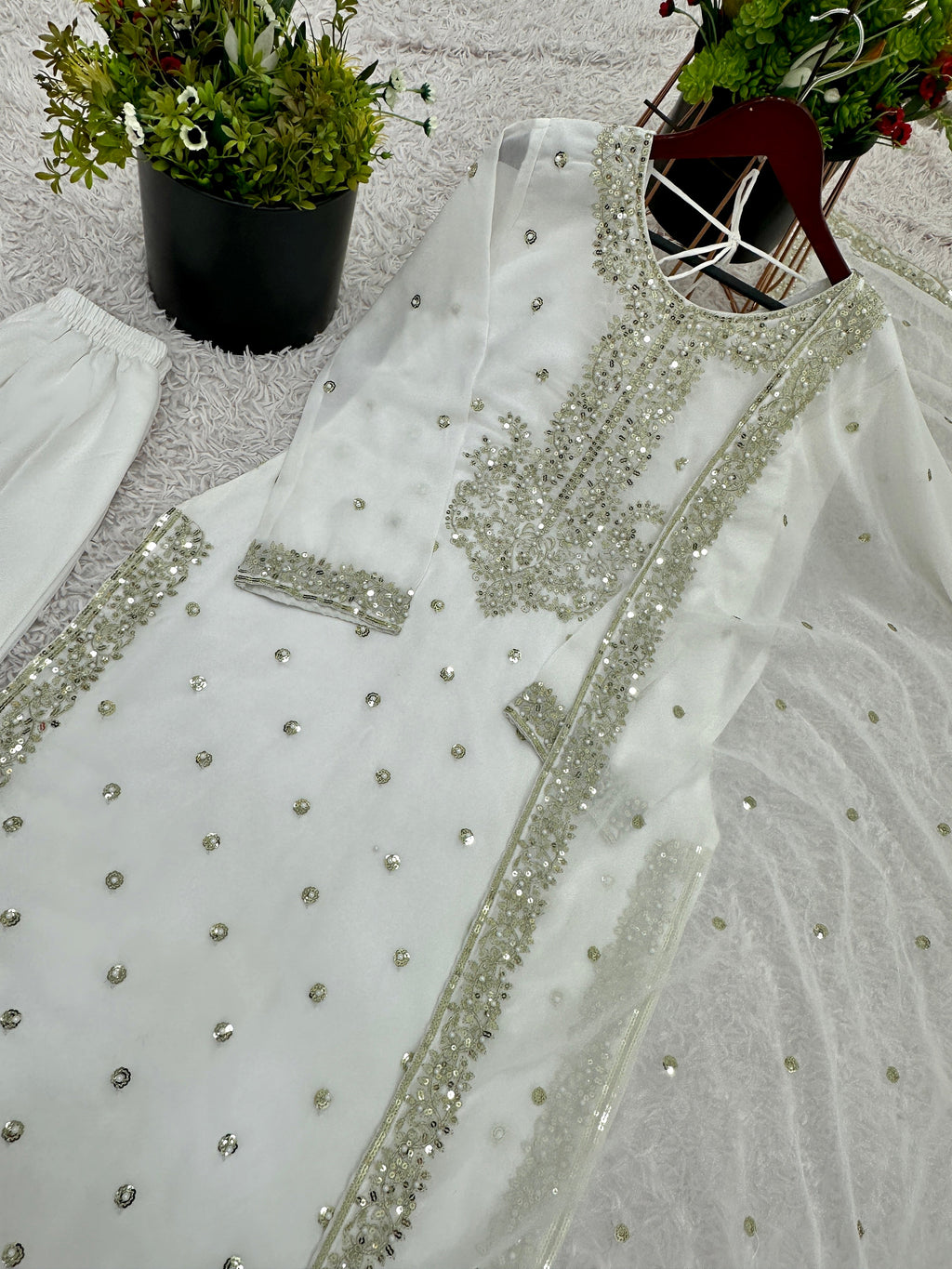 डिजाइनर पार्टी वेयर लुक, फैंसी टॉप-दुपट्टा और पूरी तरह से सिला हुआ शरारा