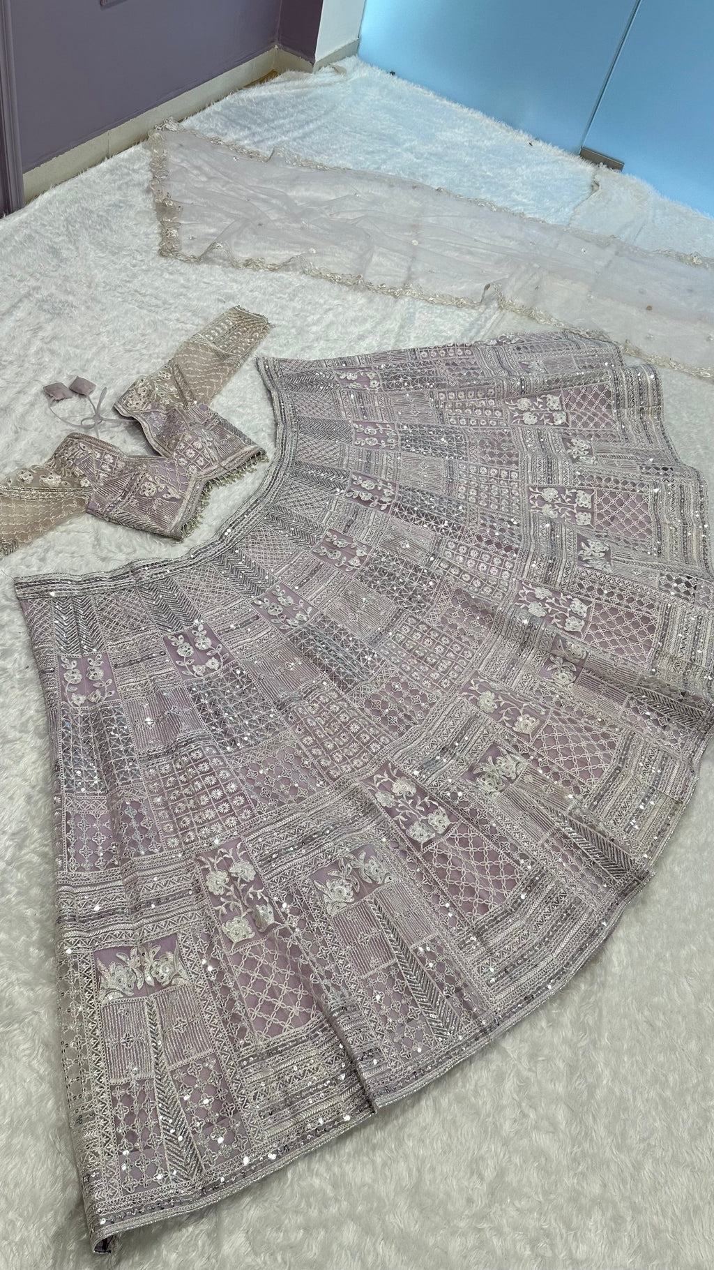 धागे और सीक्वेंस वर्क से सजा पार्टी वेयर डिजाइनर लहंगा चोली