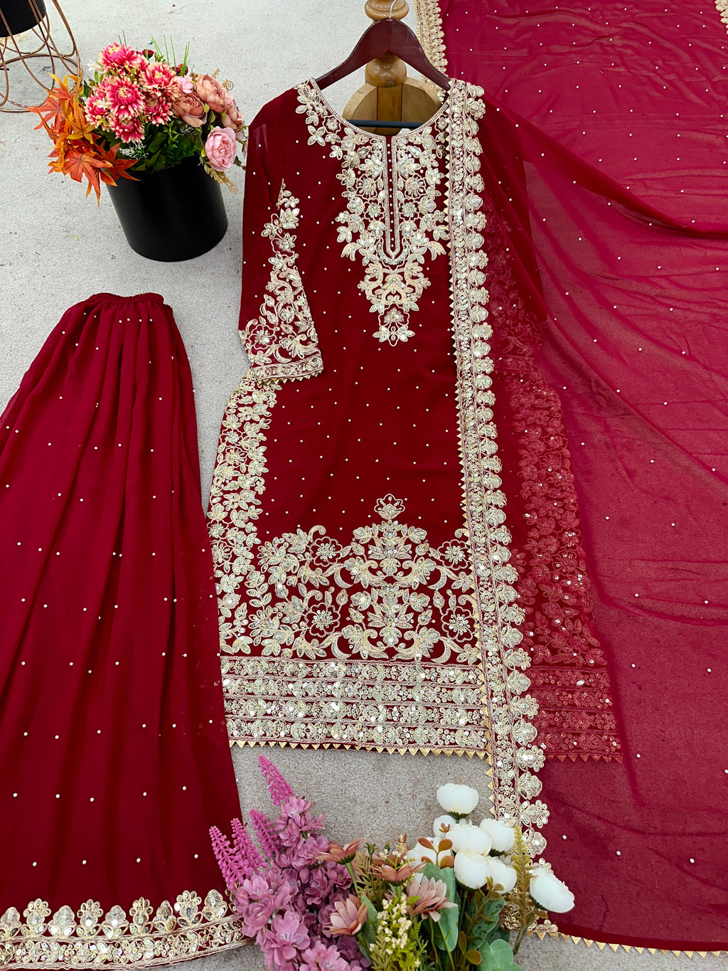 कोडिंग एम्ब्रॉयडरी सीक्वेंस वर्क वाला पार्टी वेयर सूट सेट