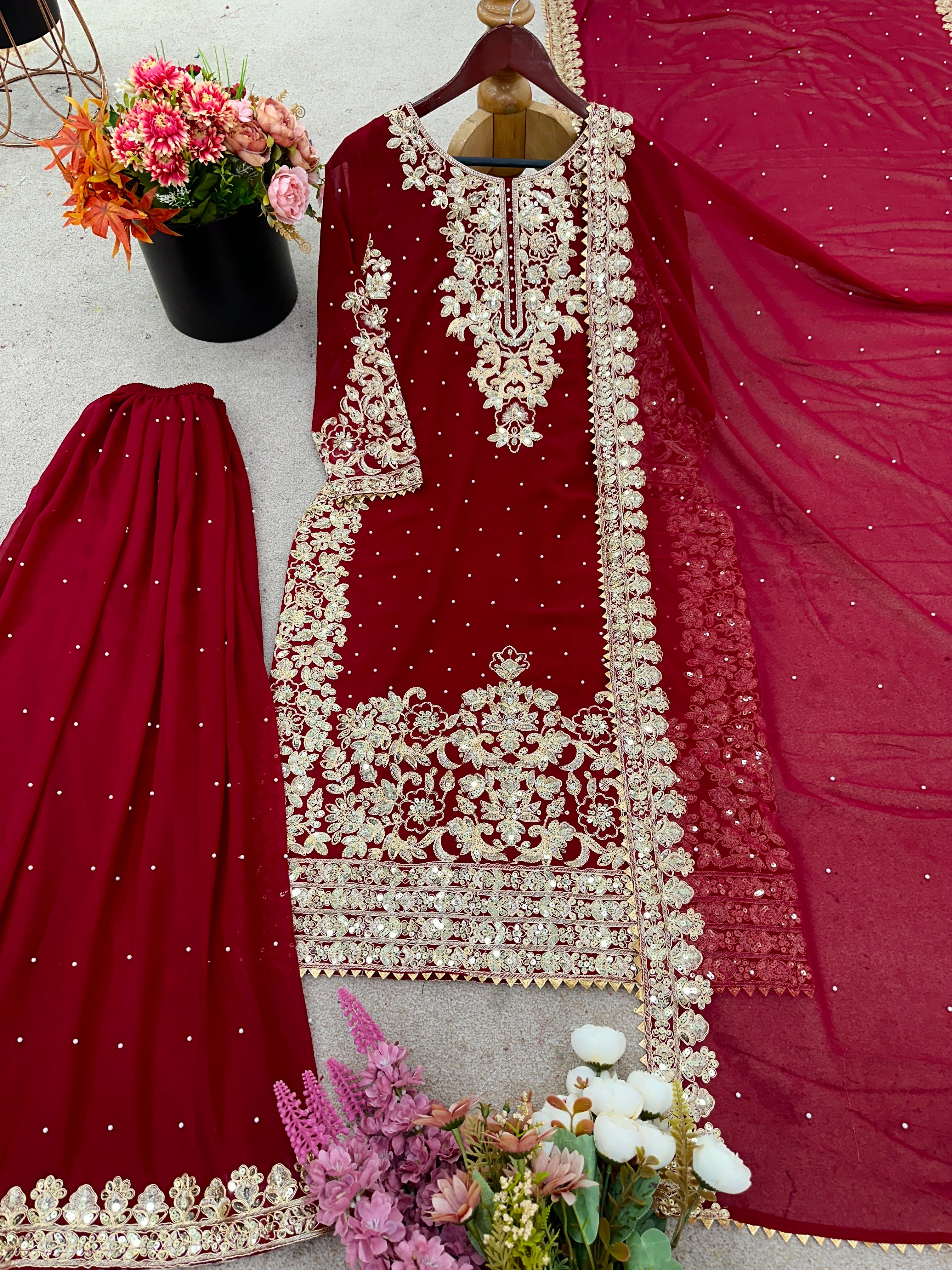 कोडिंग एम्ब्रॉयडरी सीक्वेंस वर्क वाला पार्टी वेयर सूट सेट