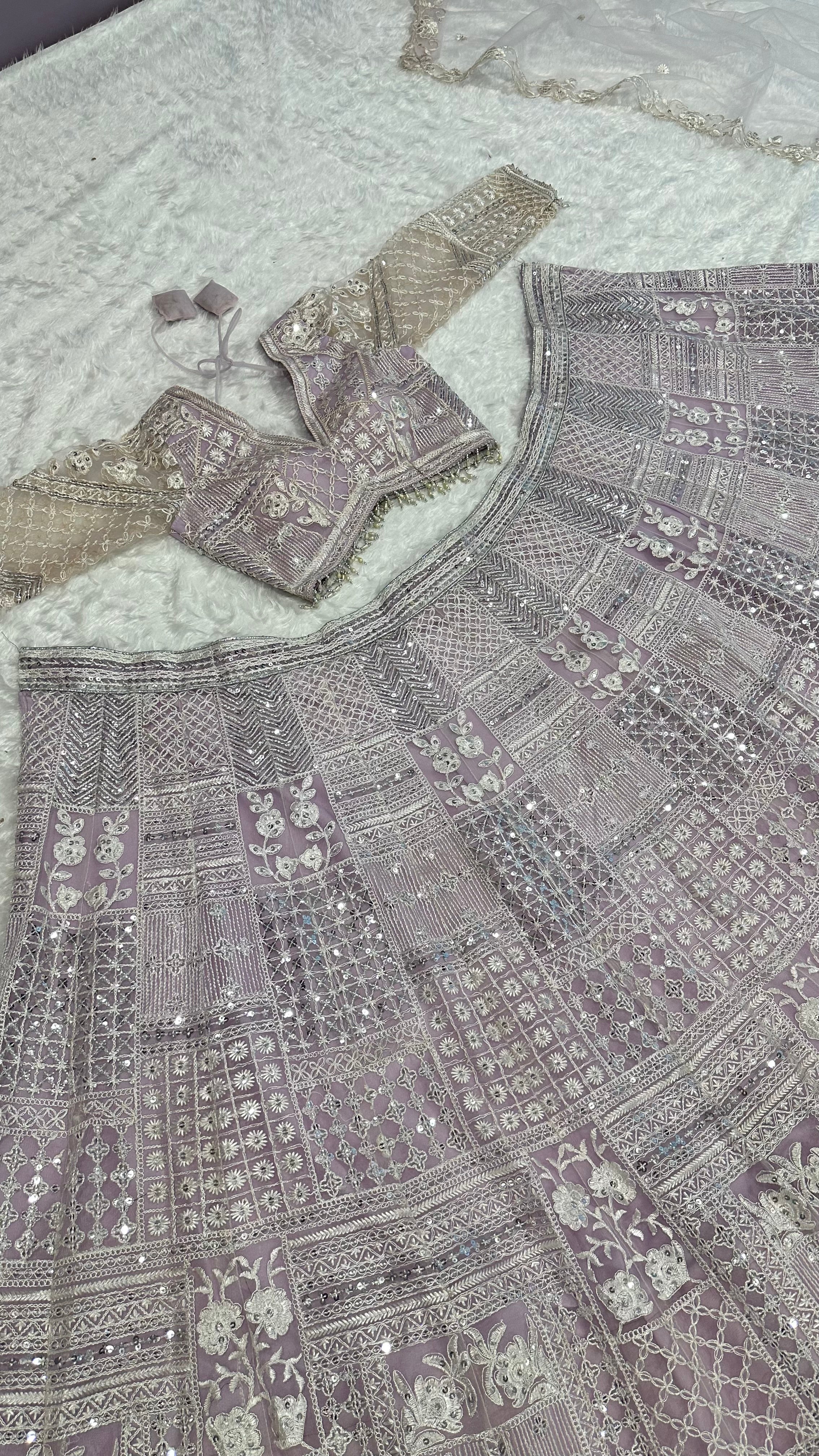 धागे और सीक्वेंस वर्क से सजा पार्टी वेयर डिजाइनर लहंगा चोली