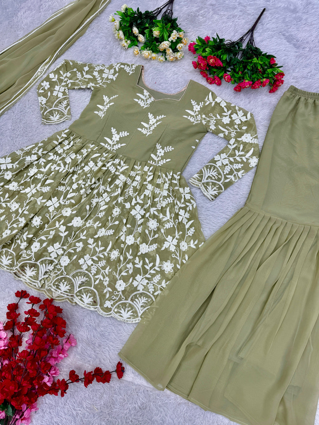 कढ़ाई वर्क से सजा हुआ फैंसी पार्टी वेयर टॉप, शरारा और दुपट्टा