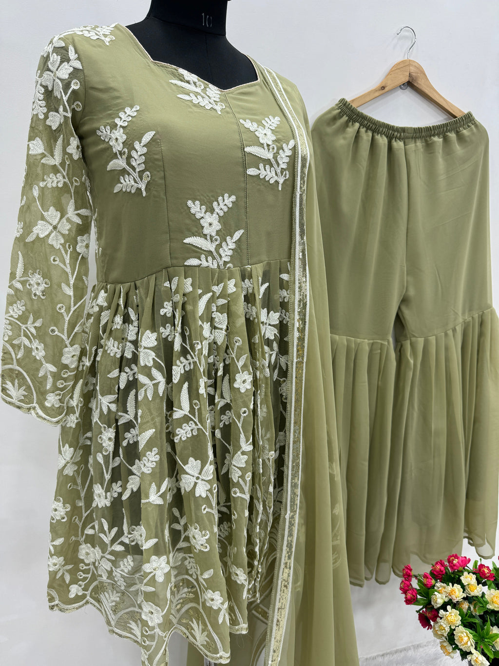 कढ़ाई वर्क से सजा हुआ फैंसी पार्टी वेयर टॉप, शरारा और दुपट्टा