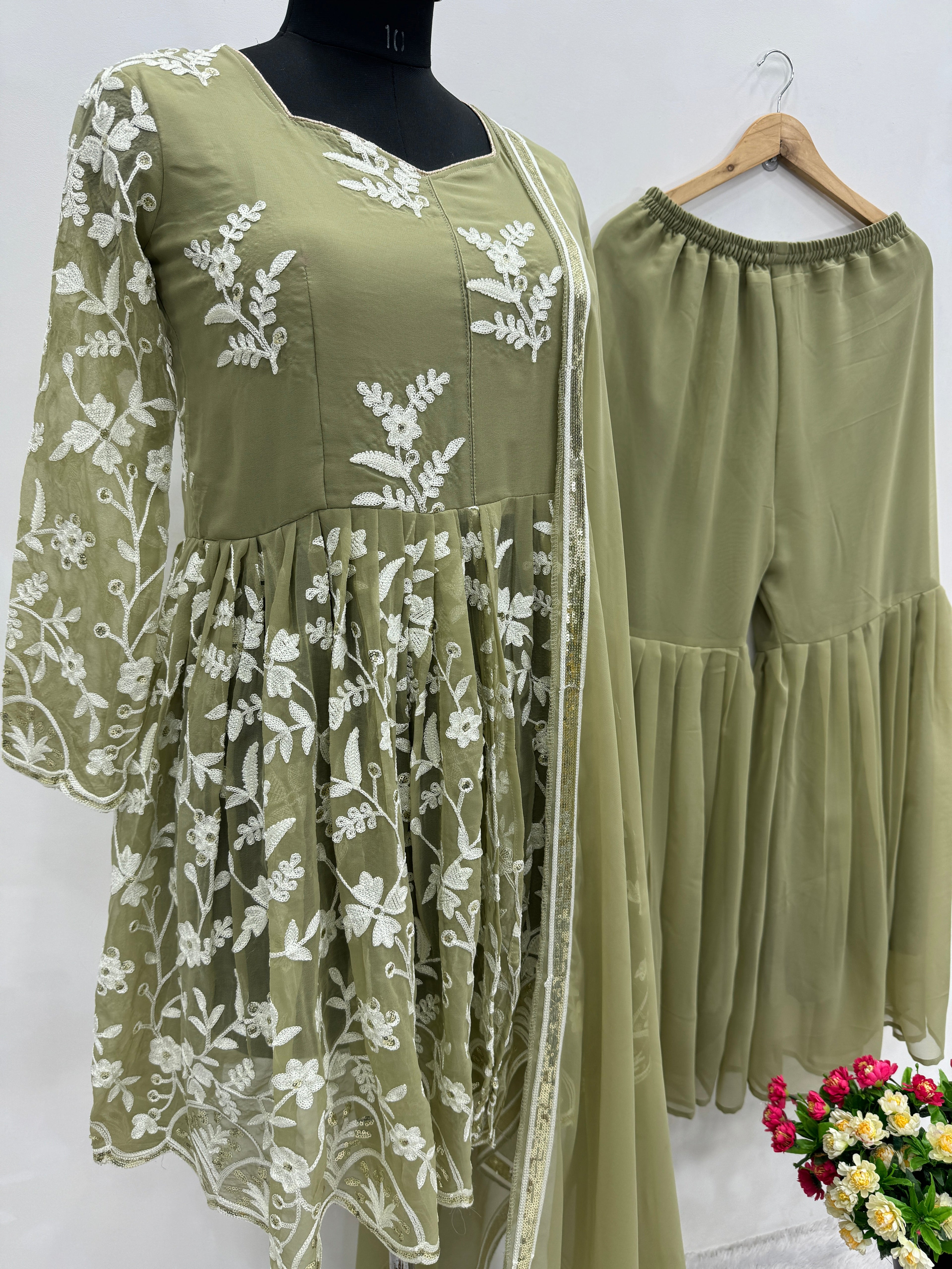 कढ़ाई वर्क से सजा हुआ फैंसी पार्टी वेयर टॉप, शरारा और दुपट्टा