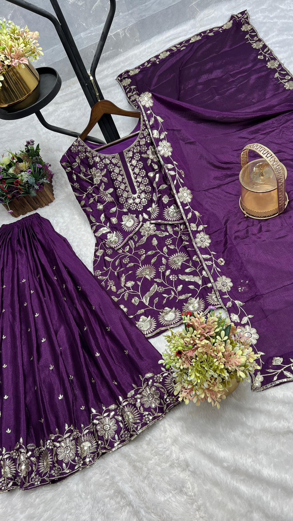 कढ़ाई और सीक्वेंस वर्क वाला पार्टी वेयर सूट सेट