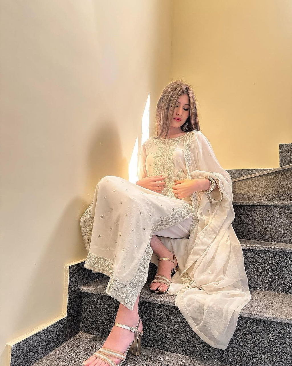 डिजाइनर पार्टी वेयर लुक, फैंसी टॉप-दुपट्टा और पूरी तरह से सिला हुआ शरारा