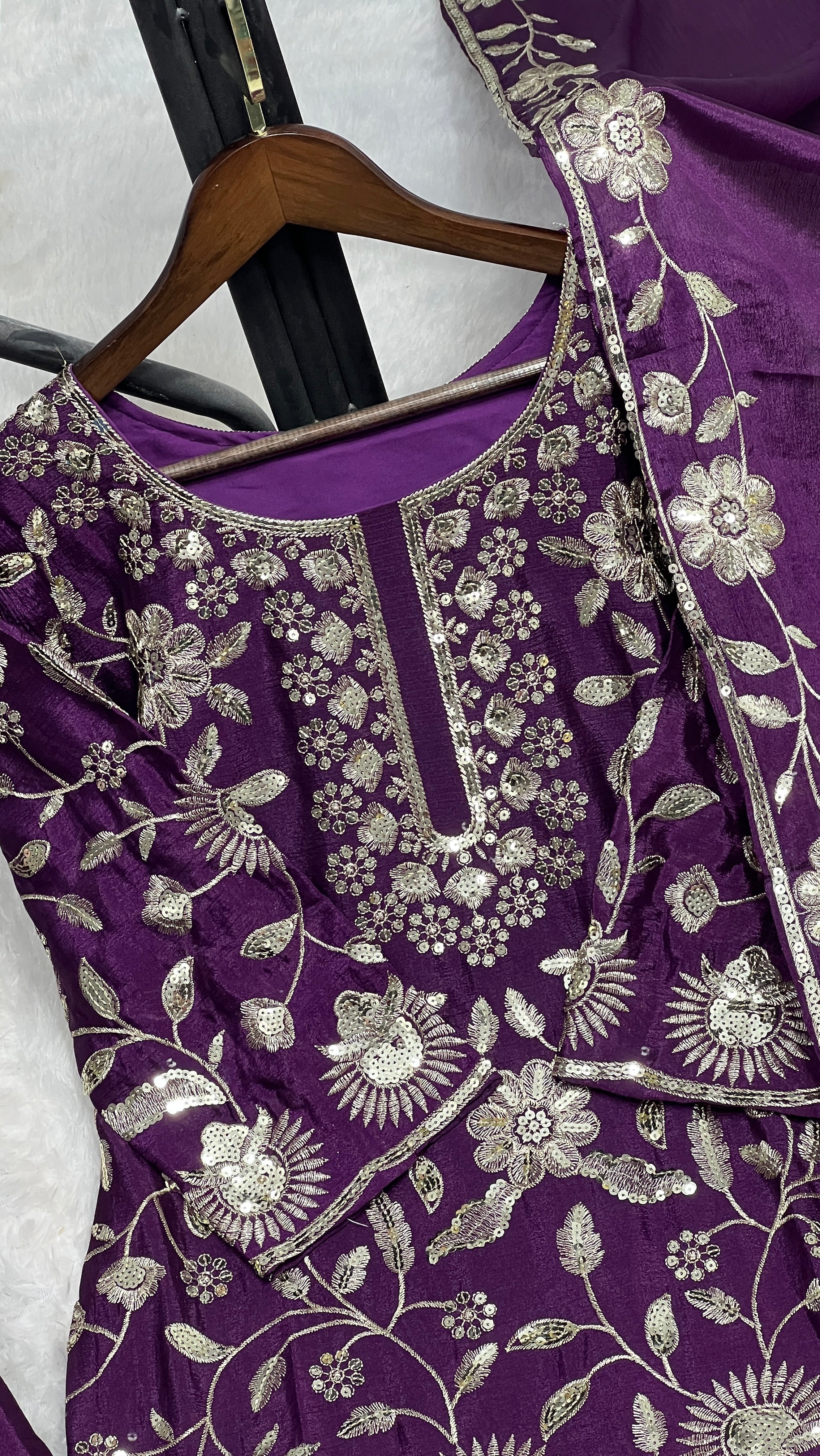 कढ़ाई और सीक्वेंस वर्क वाला पार्टी वेयर सूट सेट