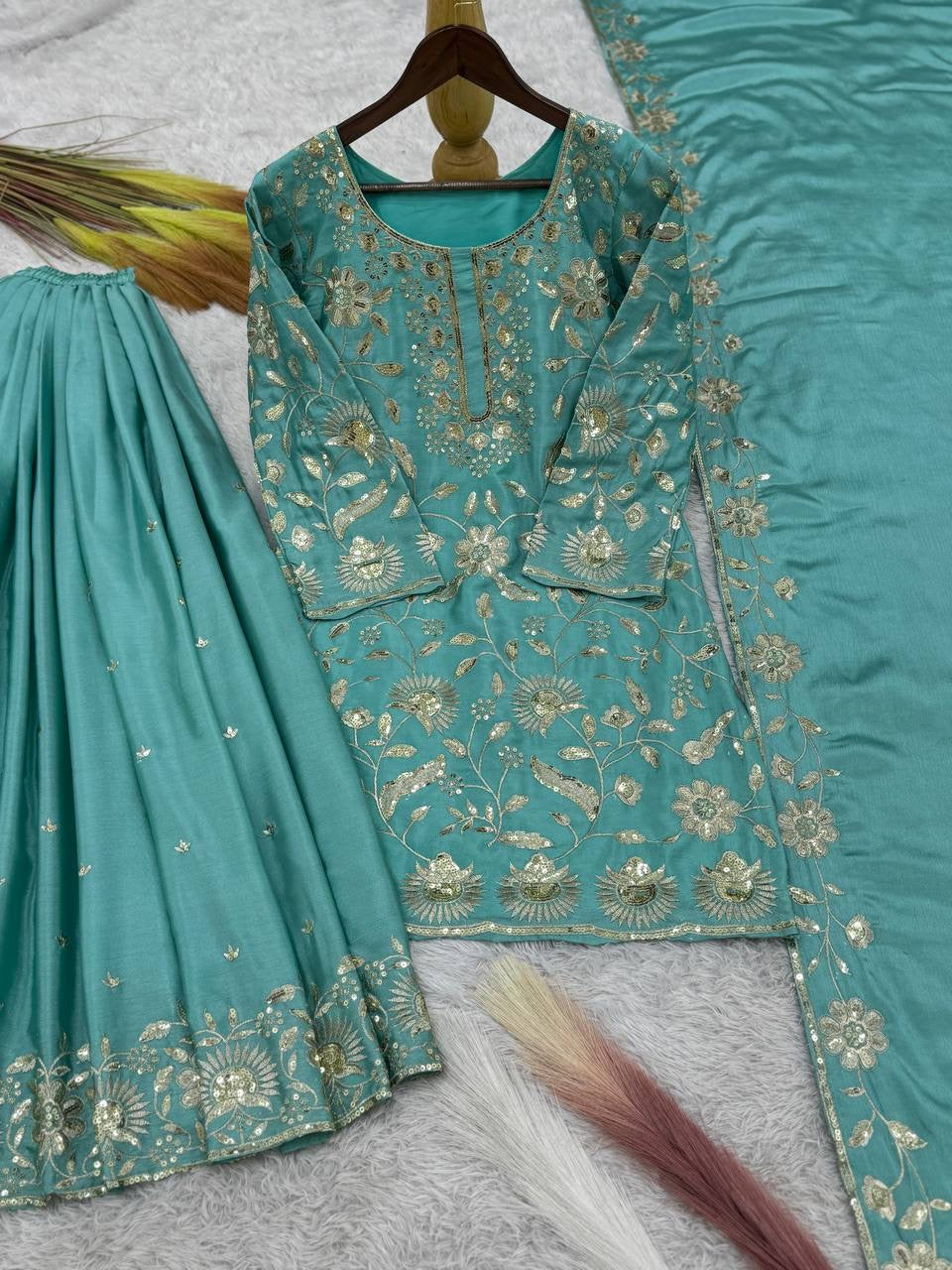 कढ़ाई और सीक्वेंस वर्क वाला पार्टी वेयर सूट सेट