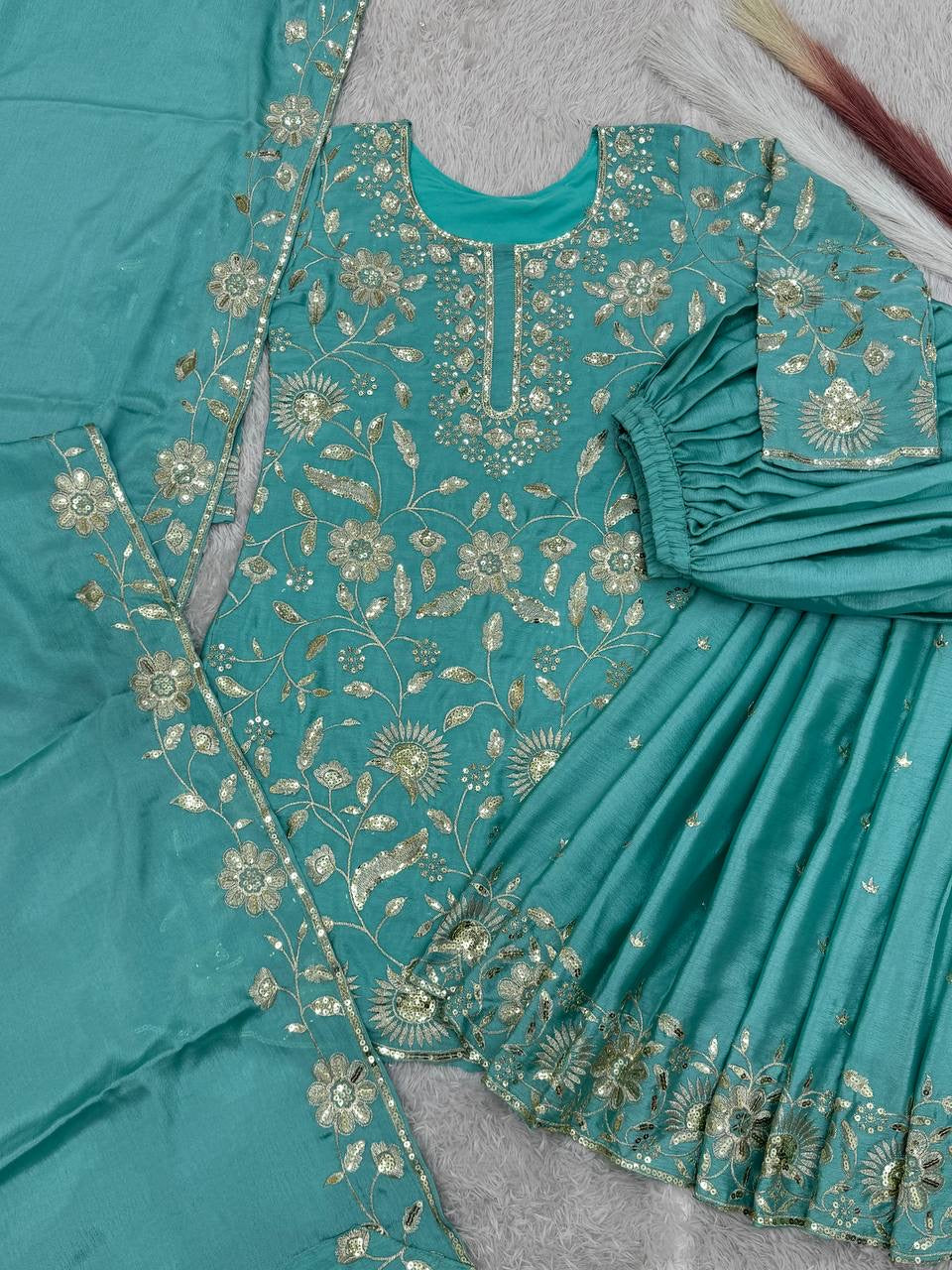 कढ़ाई और सीक्वेंस वर्क वाला पार्टी वेयर सूट सेट