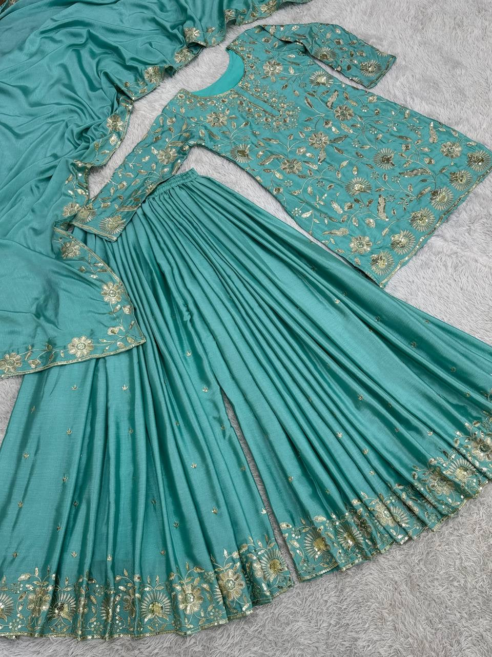 कढ़ाई और सीक्वेंस वर्क वाला पार्टी वेयर सूट सेट