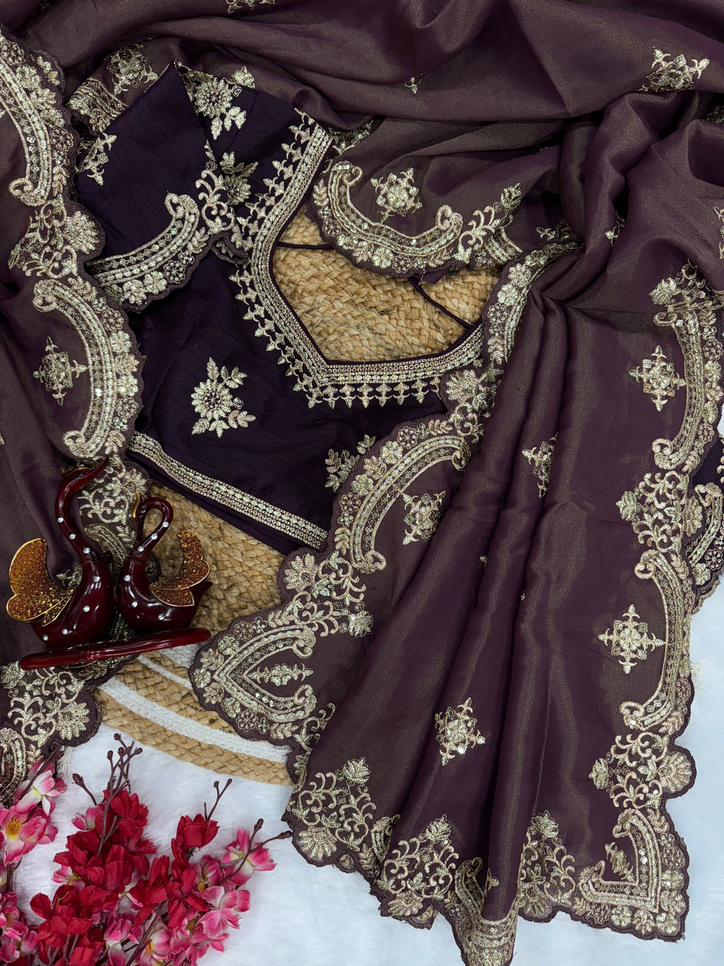 पार्टी वेयर डिजाइनर साड़ी, ज़री कढ़ाई के काम के साथ