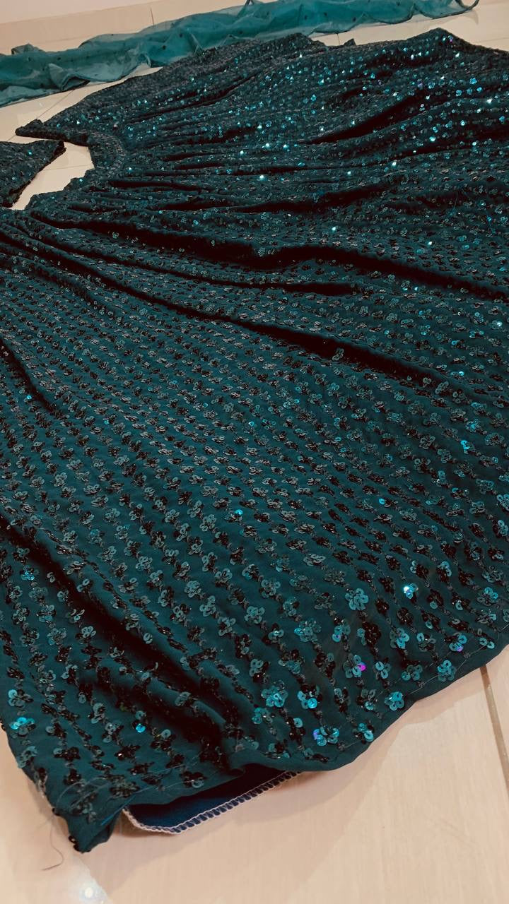 सीक्वेंस वर्क से सजे डिजाइनर पार्टी वेयर लहंगा चोली का लुक