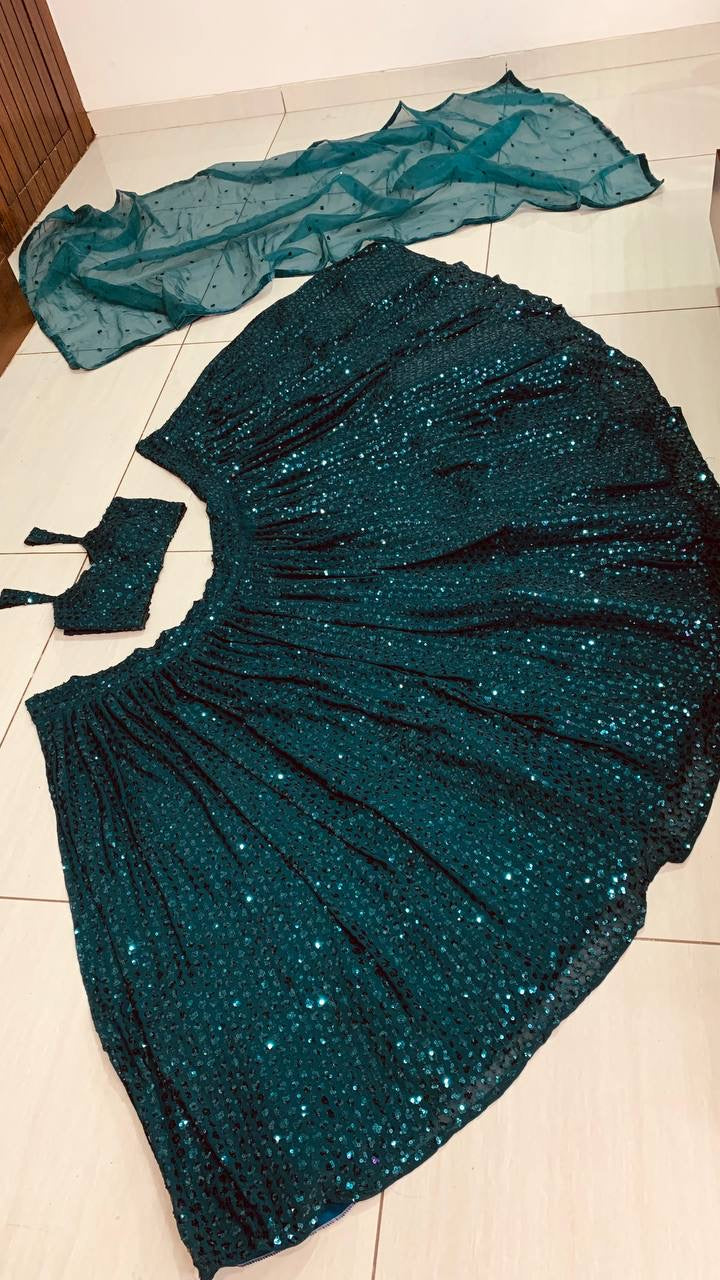 सीक्वेंस वर्क से सजे डिजाइनर पार्टी वेयर लहंगा चोली का लुक