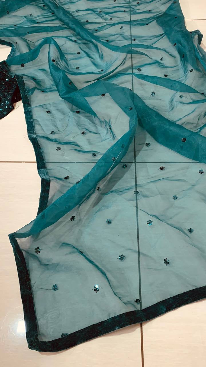 सीक्वेंस वर्क से सजे डिजाइनर पार्टी वेयर लहंगा चोली का लुक