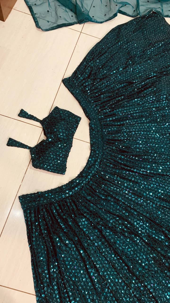 सीक्वेंस वर्क से सजे डिजाइनर पार्टी वेयर लहंगा चोली का लुक