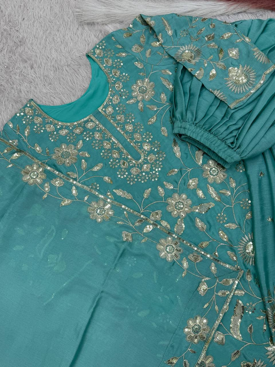 कढ़ाई और सीक्वेंस वर्क वाला पार्टी वेयर सूट सेट