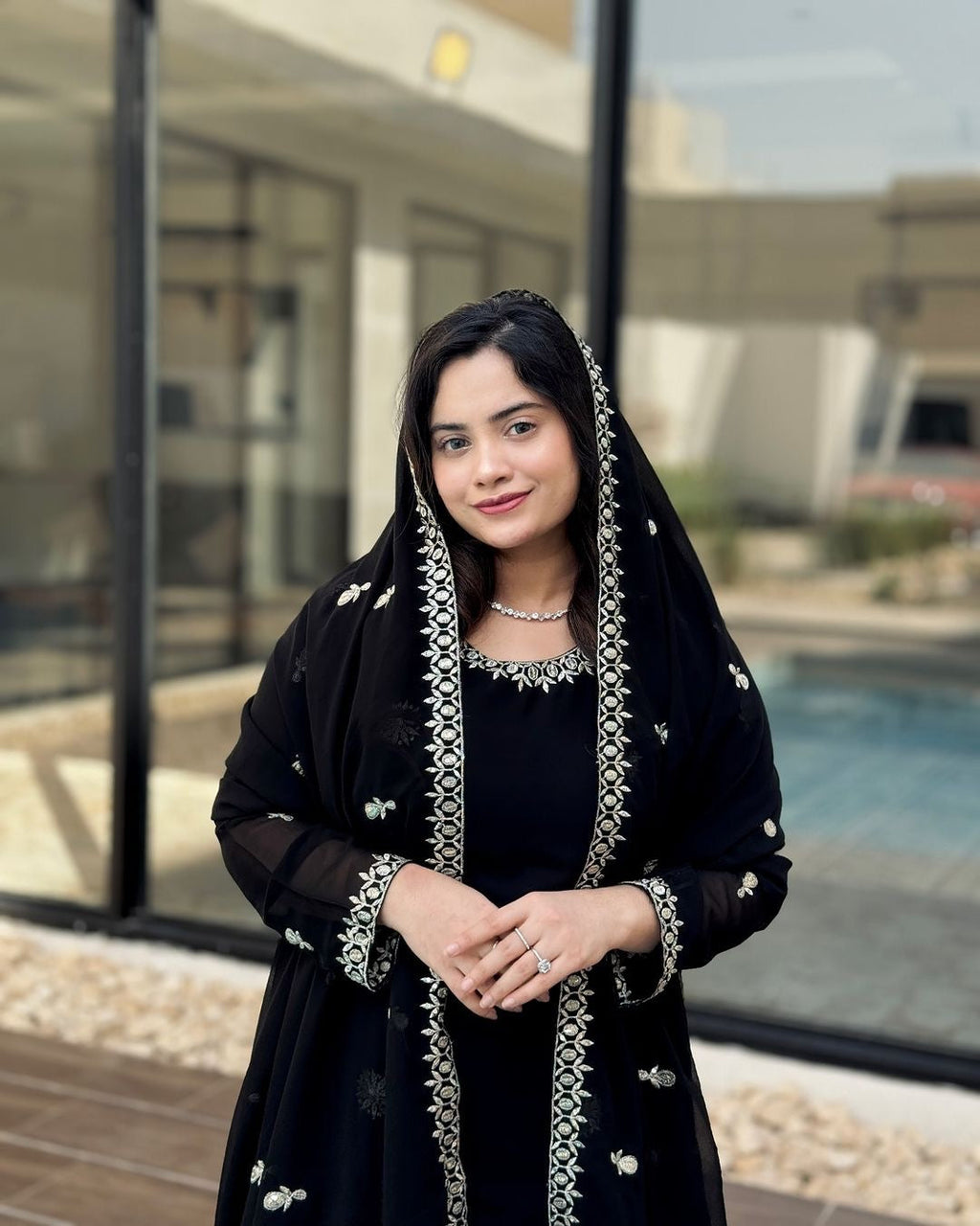 पार्टी वेयर सूट सेट, कढ़ाई और सीक्वेंस वर्क के साथ