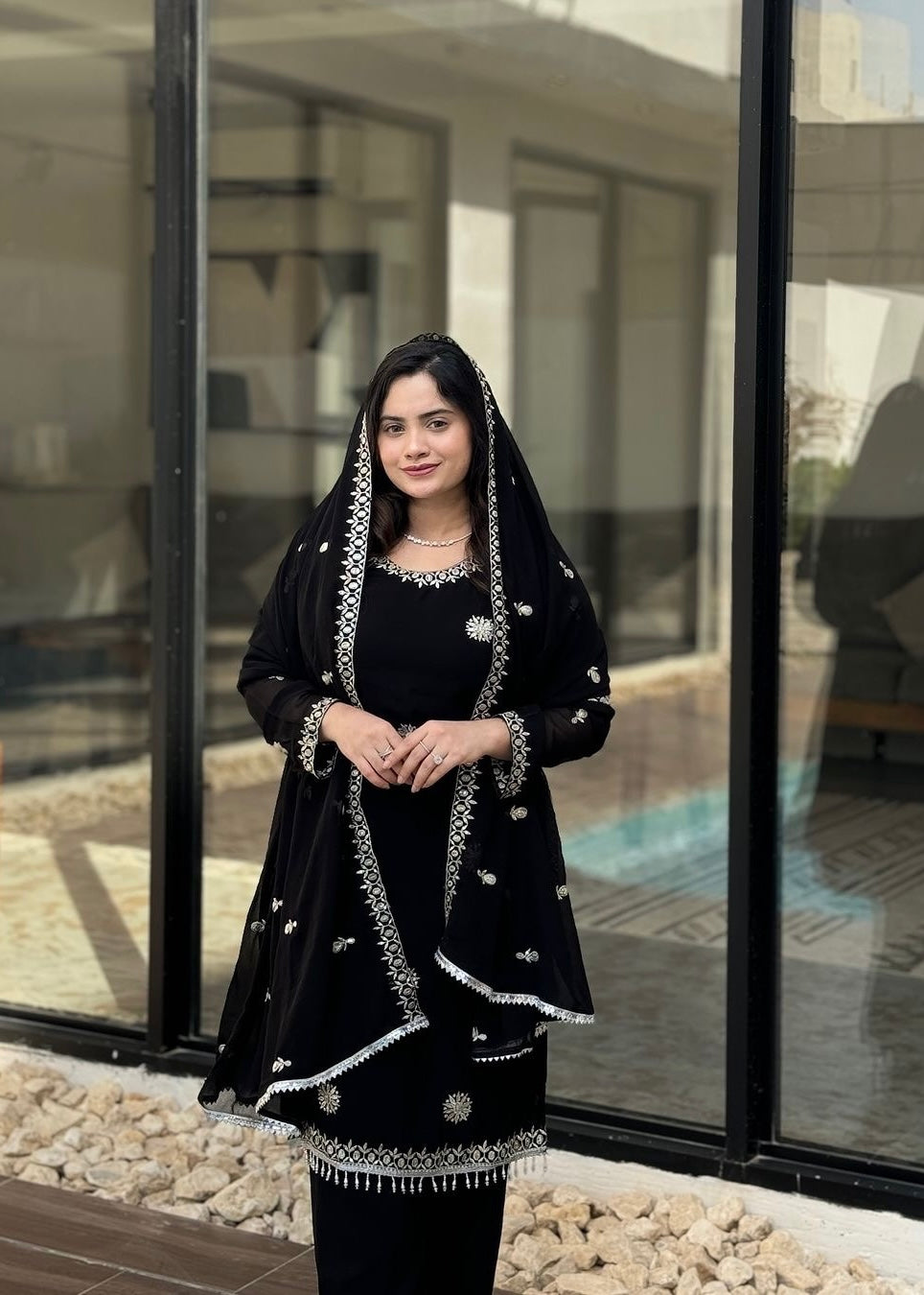 पार्टी वेयर सूट सेट, कढ़ाई और सीक्वेंस वर्क के साथ