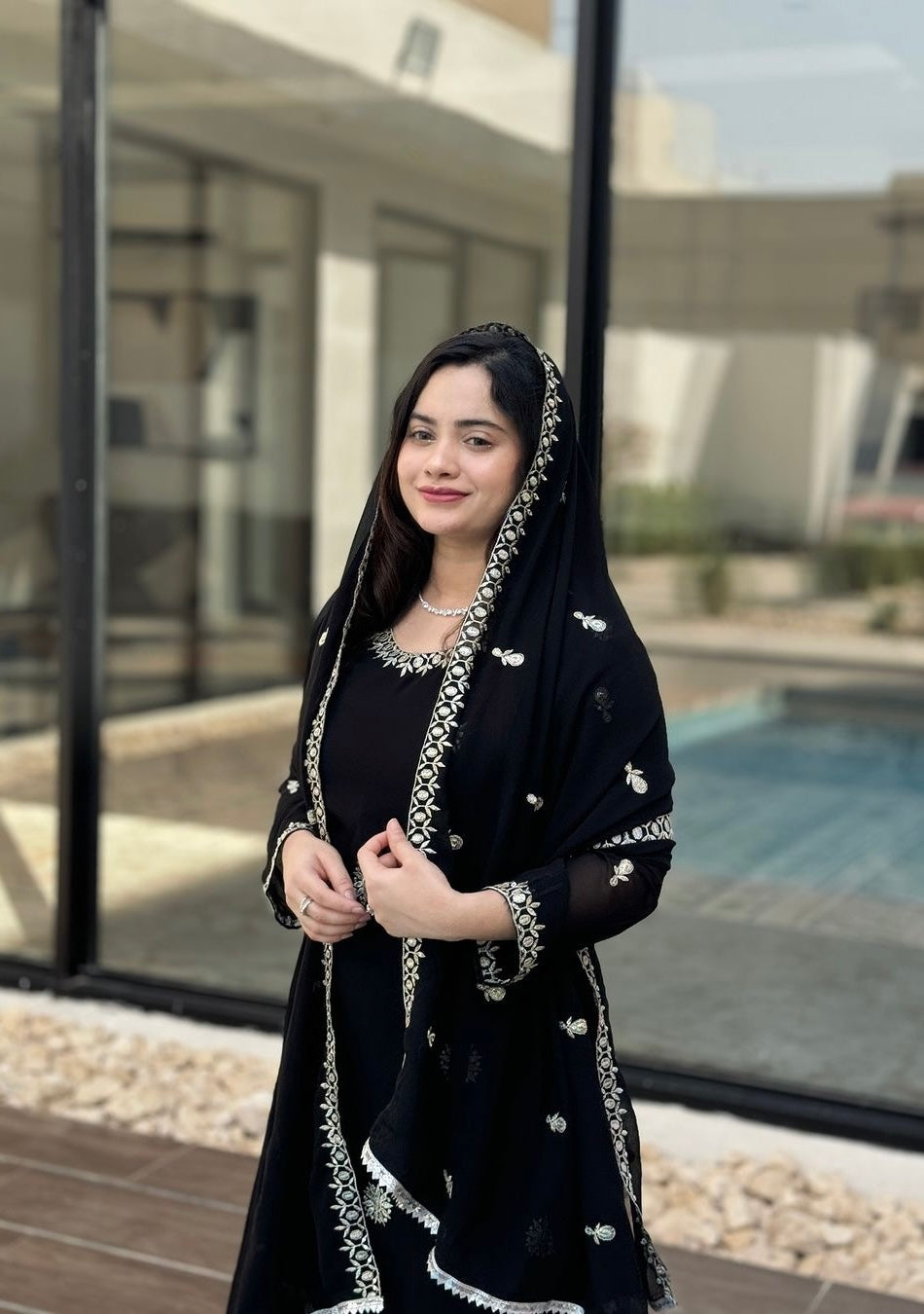 पार्टी वेयर सूट सेट, कढ़ाई और सीक्वेंस वर्क के साथ