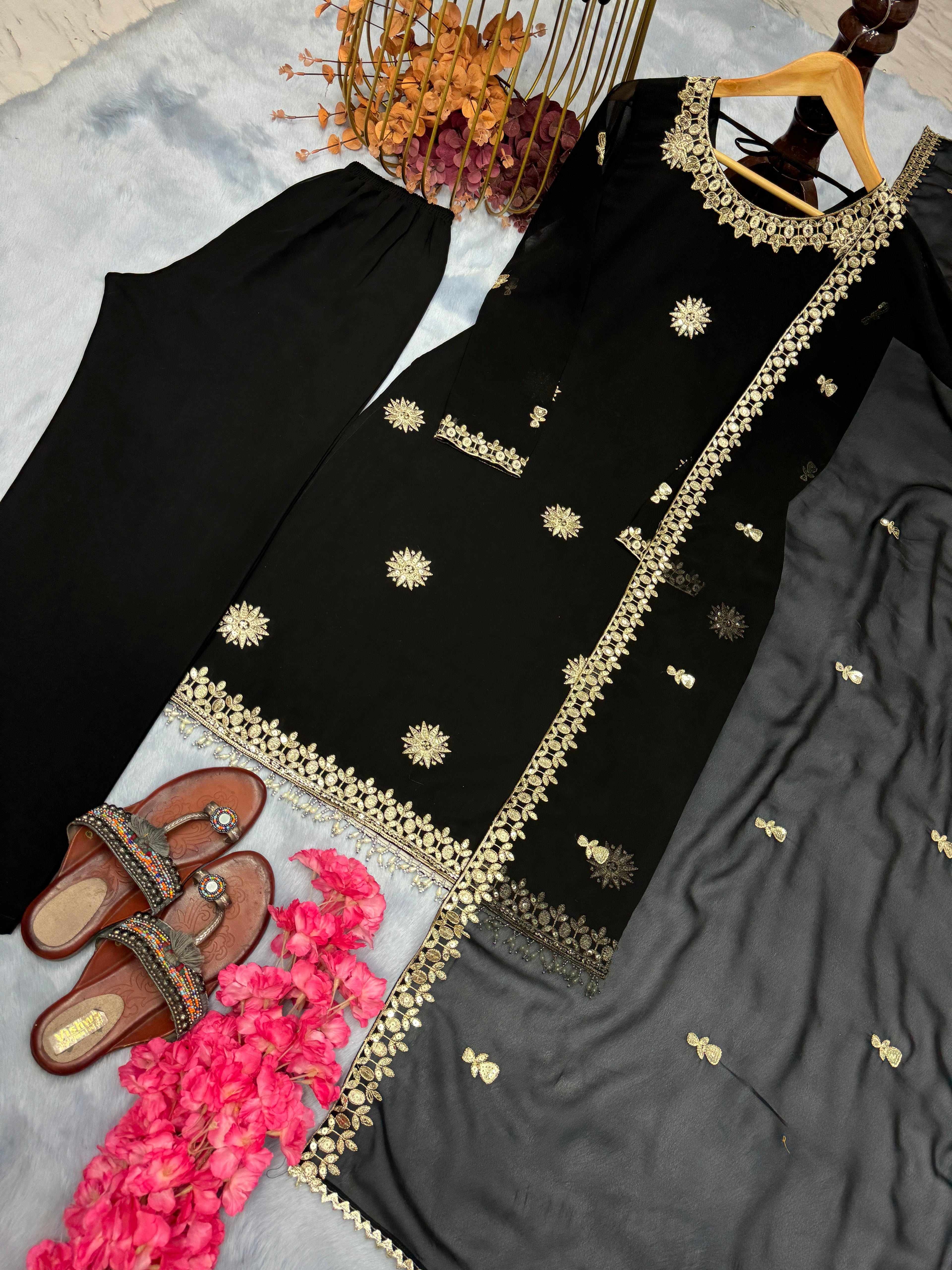 पार्टी वेयर सूट सेट, कढ़ाई और सीक्वेंस वर्क के साथ