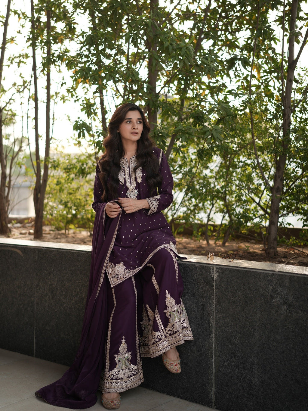 कढ़ाई, कढ़ाई और सीक्वेंस वर्क से सजा पार्टी सूट सेट