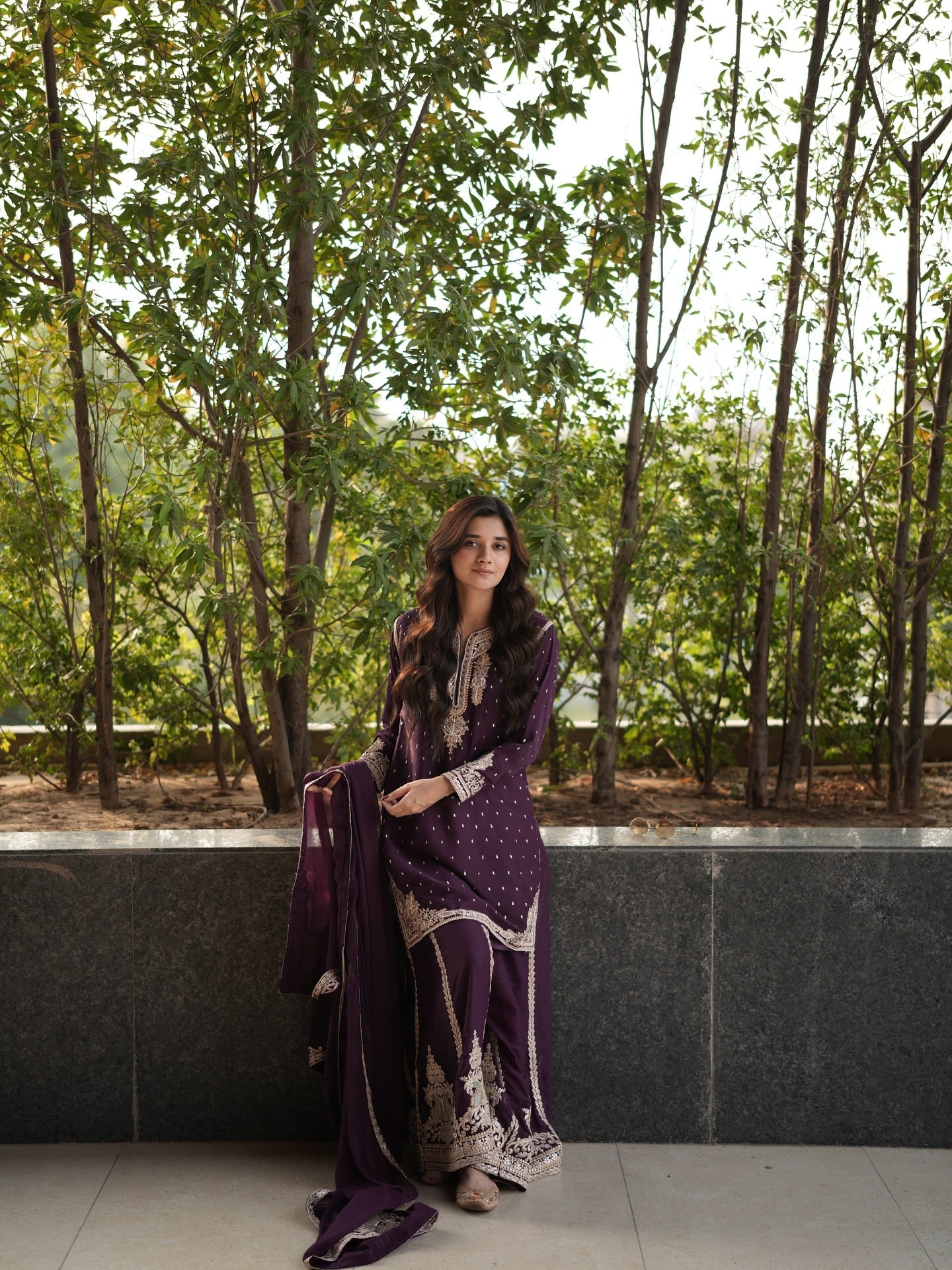 कढ़ाई, कढ़ाई और सीक्वेंस वर्क से सजा पार्टी सूट सेट