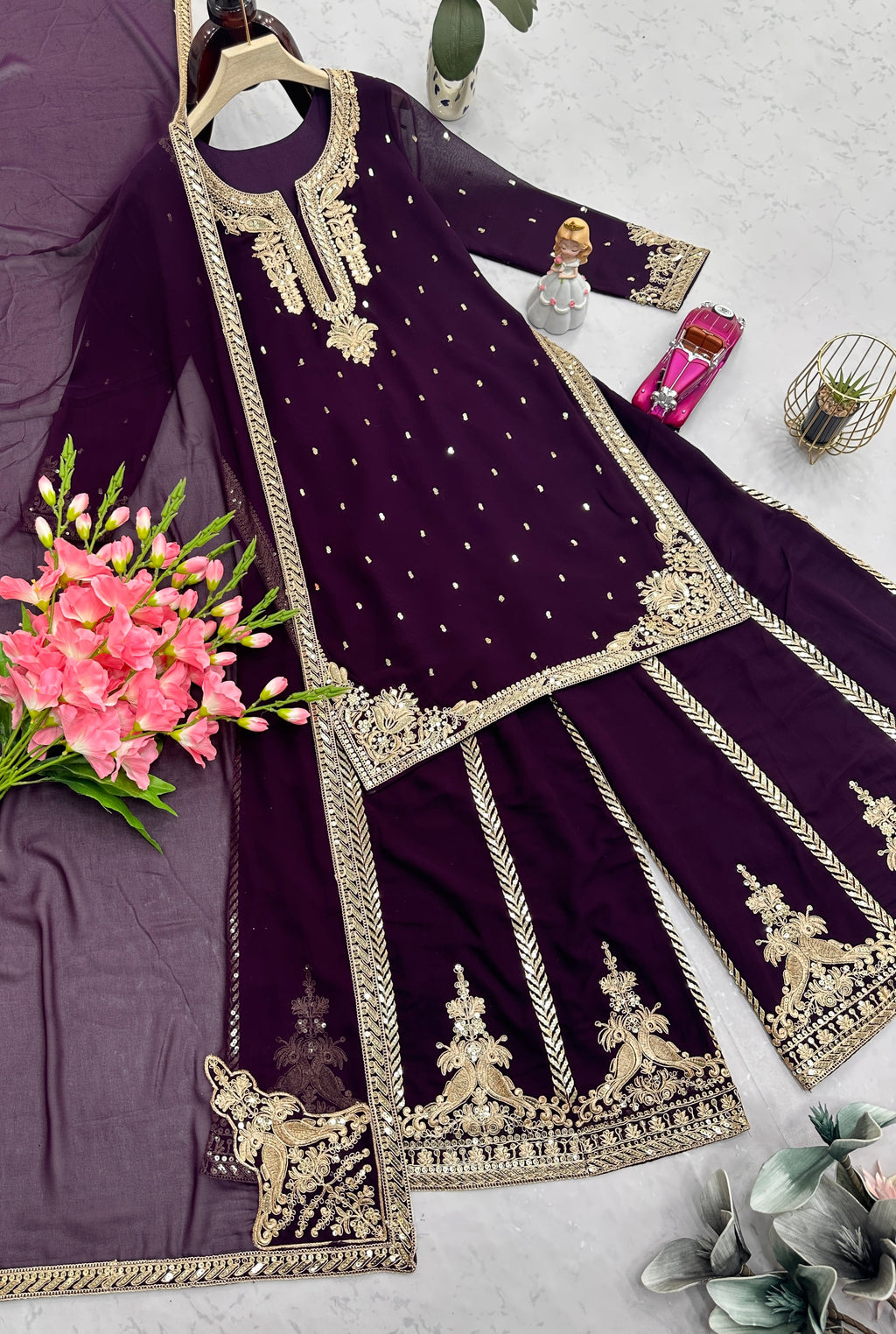 कढ़ाई, कढ़ाई और सीक्वेंस वर्क से सजा पार्टी सूट सेट