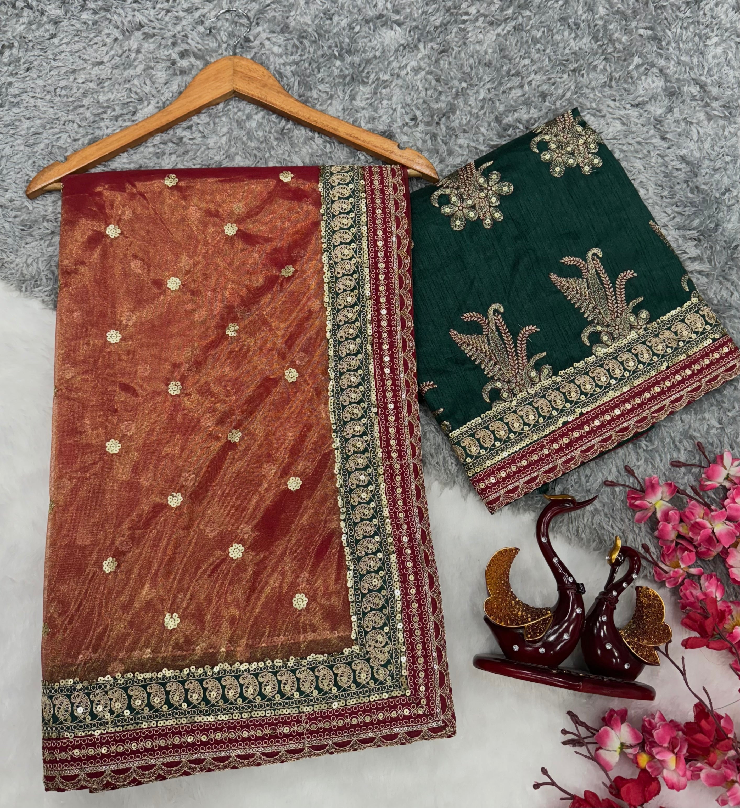 सीक्वेंस एम्ब्रॉयडरी वर्क वाली पार्टी वेयर साड़ी