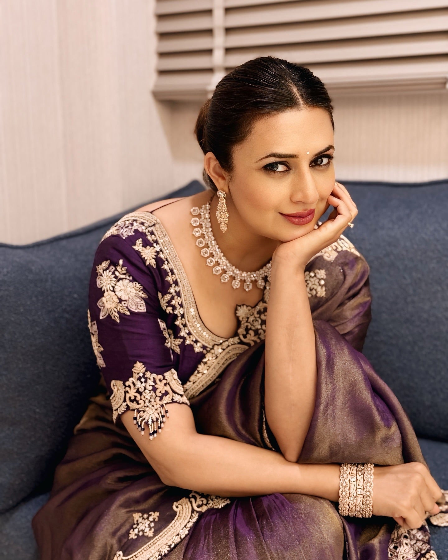 पार्टी वेयर डिजाइनर साड़ी, ज़री कढ़ाई के काम के साथ