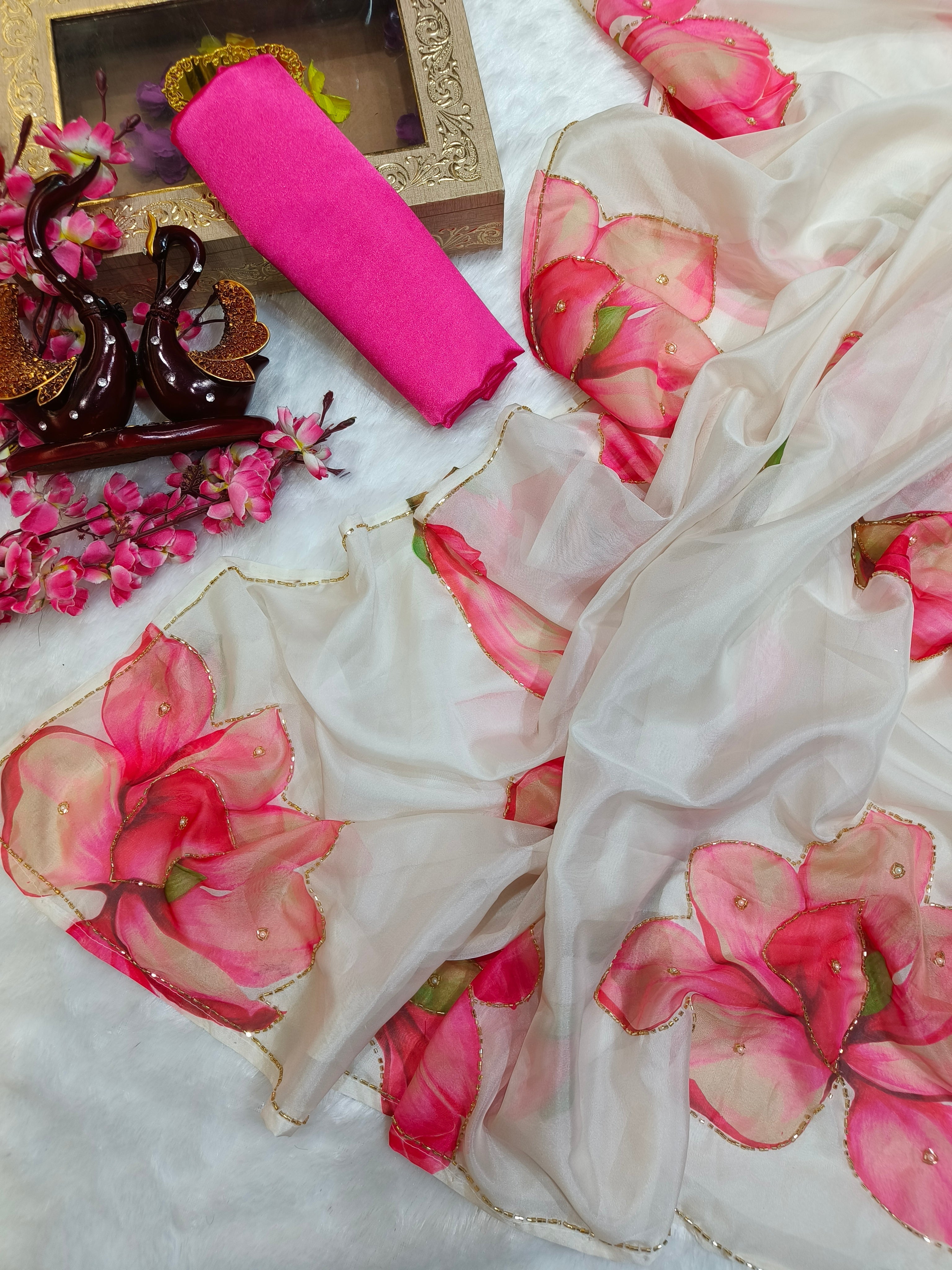 खूबसूरत फ्लोरल प्रिंट वाली पार्टी वेयर डिजाइनर साड़ी