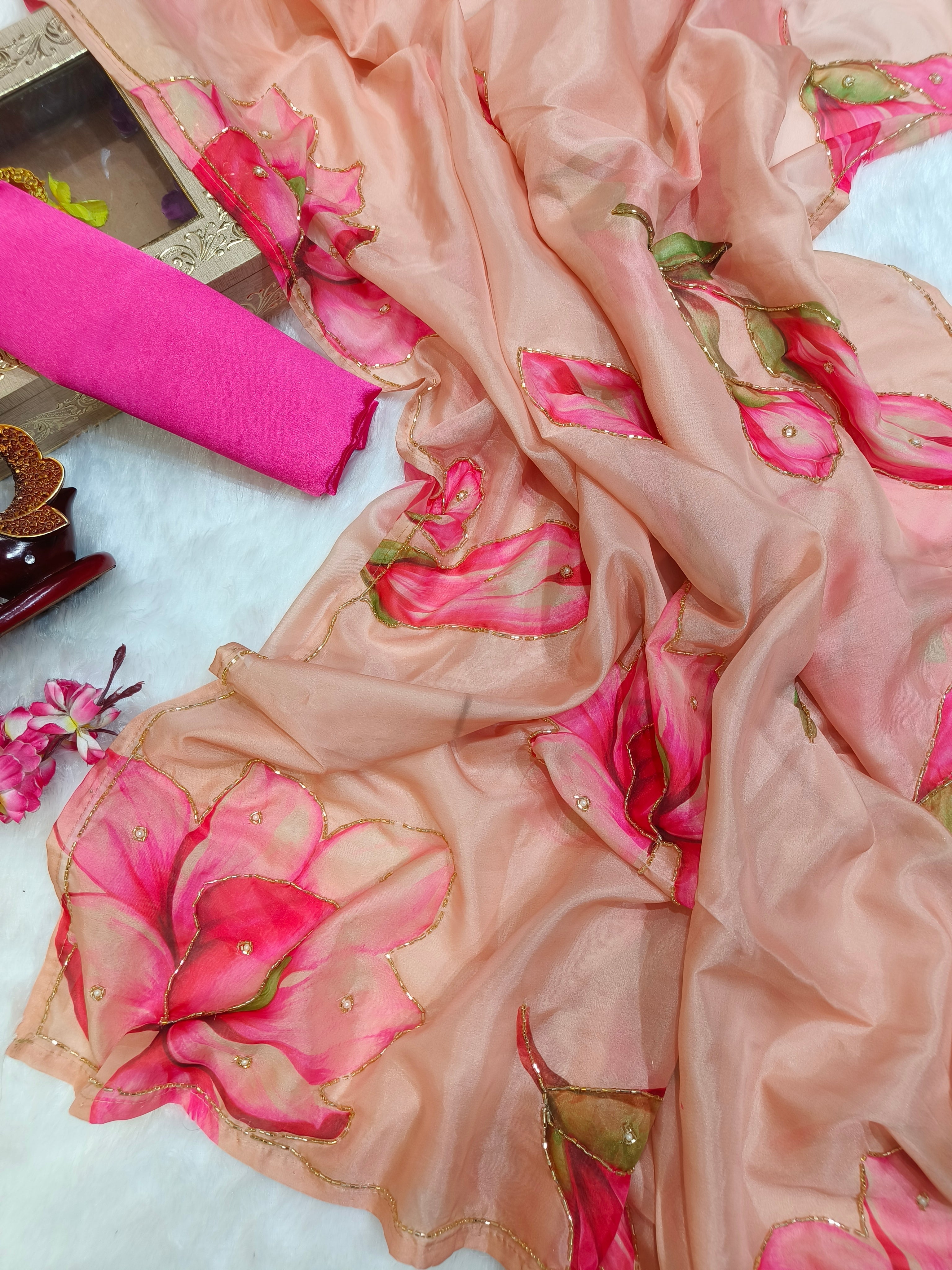 खूबसूरत फ्लोरल प्रिंट वाली पार्टी वेयर डिजाइनर साड़ी