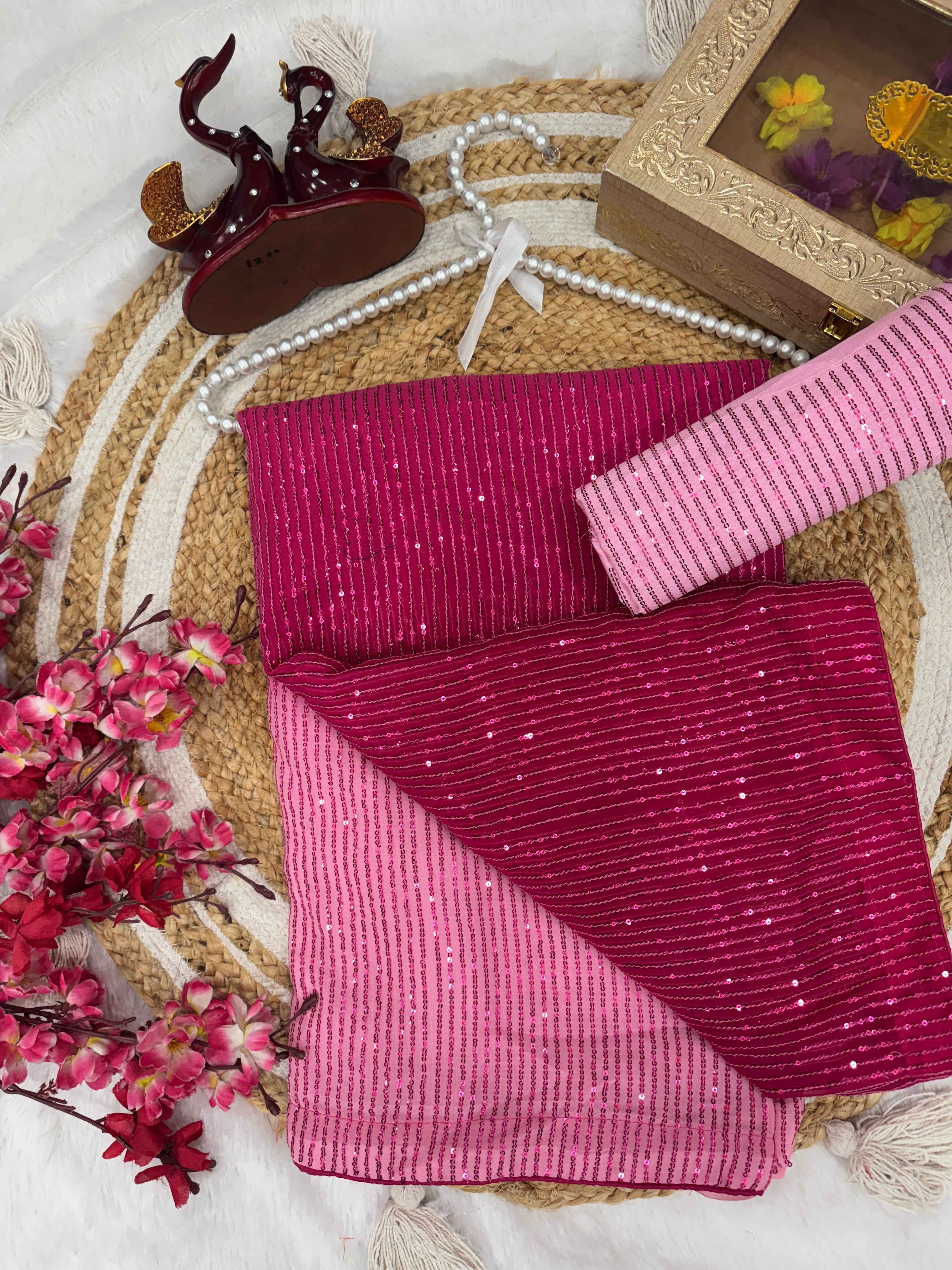 खूबसूरत सीक्वेंस कढ़ाई वाली पार्टी वेयर साड़ी