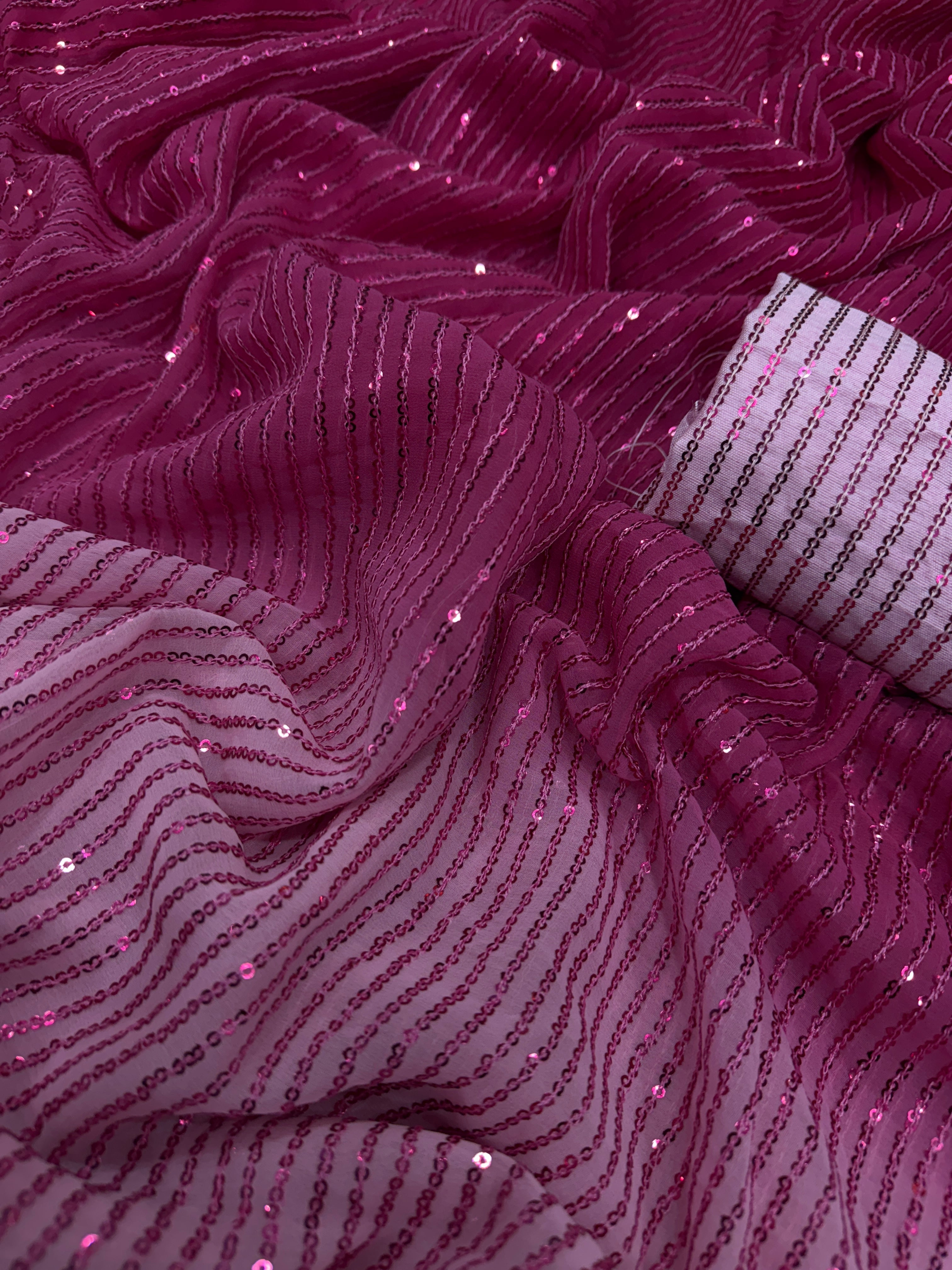 खूबसूरत सीक्वेंस कढ़ाई वाली पार्टी वेयर साड़ी