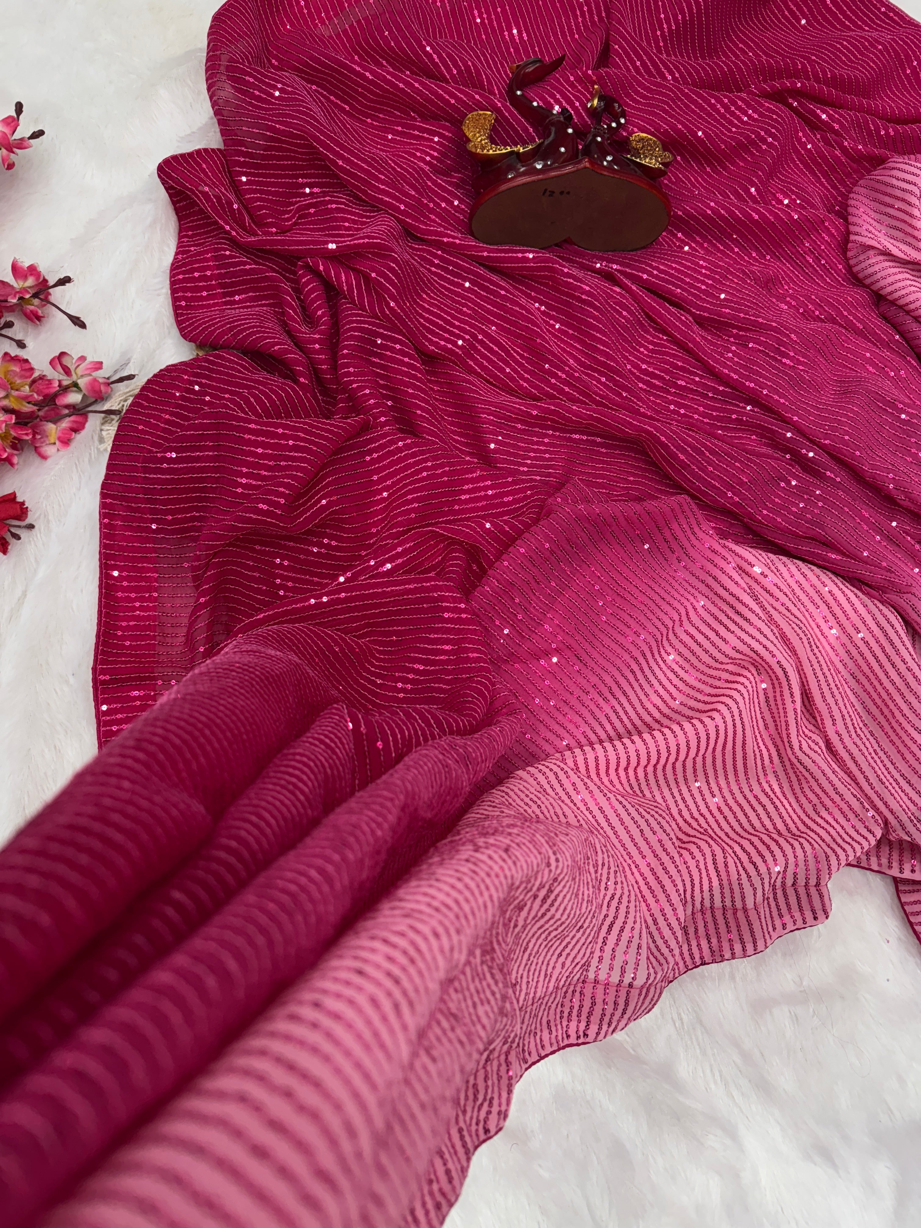 खूबसूरत सीक्वेंस कढ़ाई वाली पार्टी वेयर साड़ी