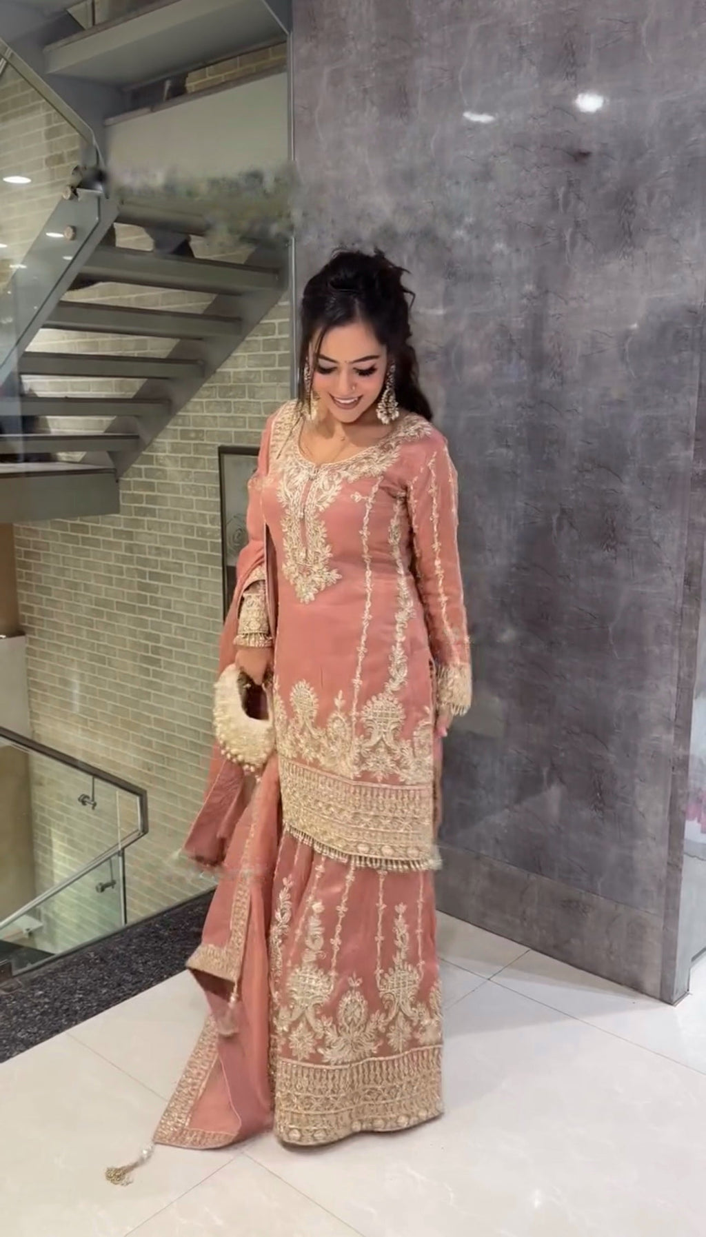 भारी कढ़ाई वाले खूबसूरत टॉप-बॉटम और दुपट्टे का सेट