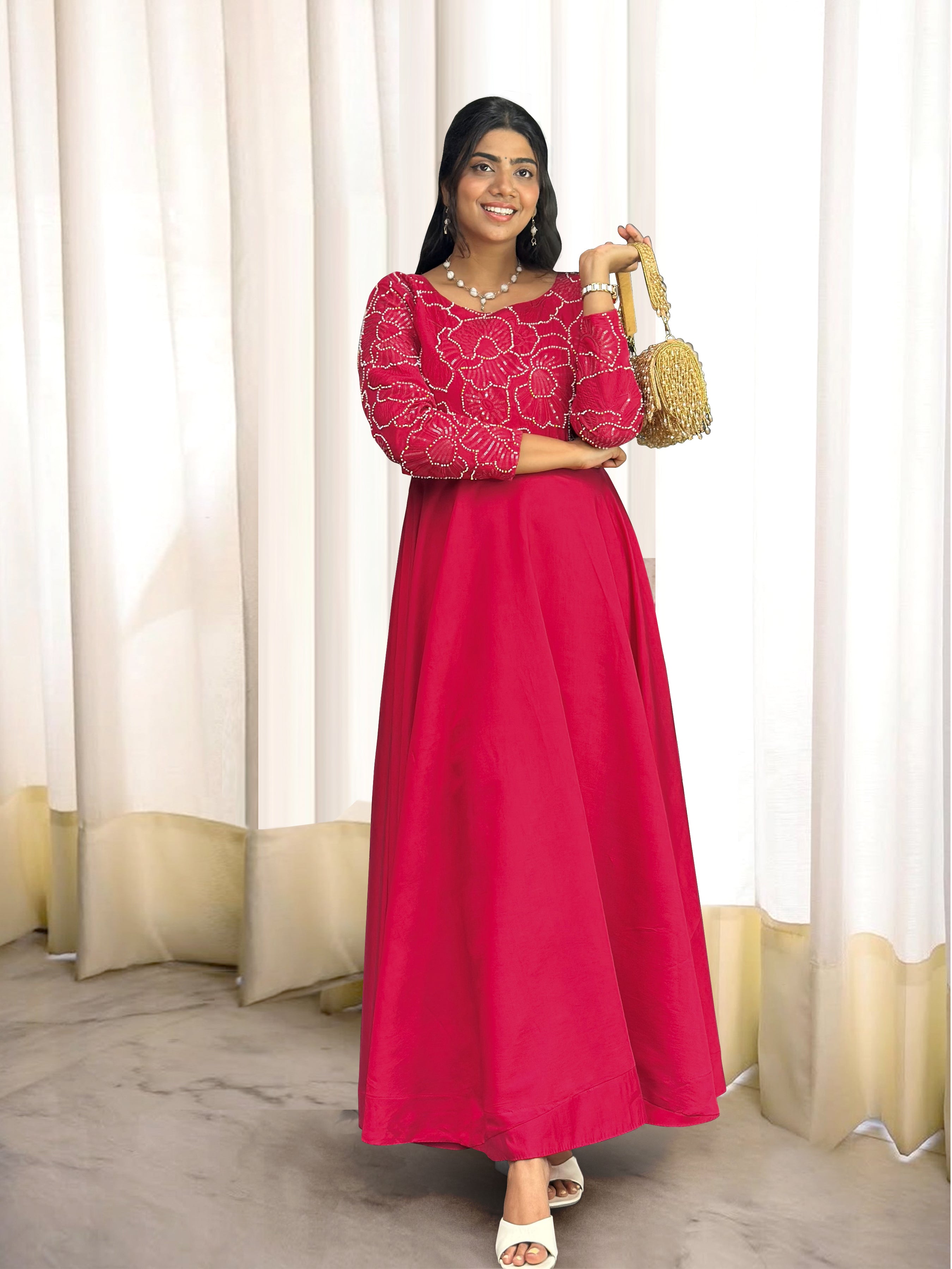 कढ़ाई और सीक्वेंस वर्क से सजा हुआ डिज़ाइनर गाउन और बॉटम