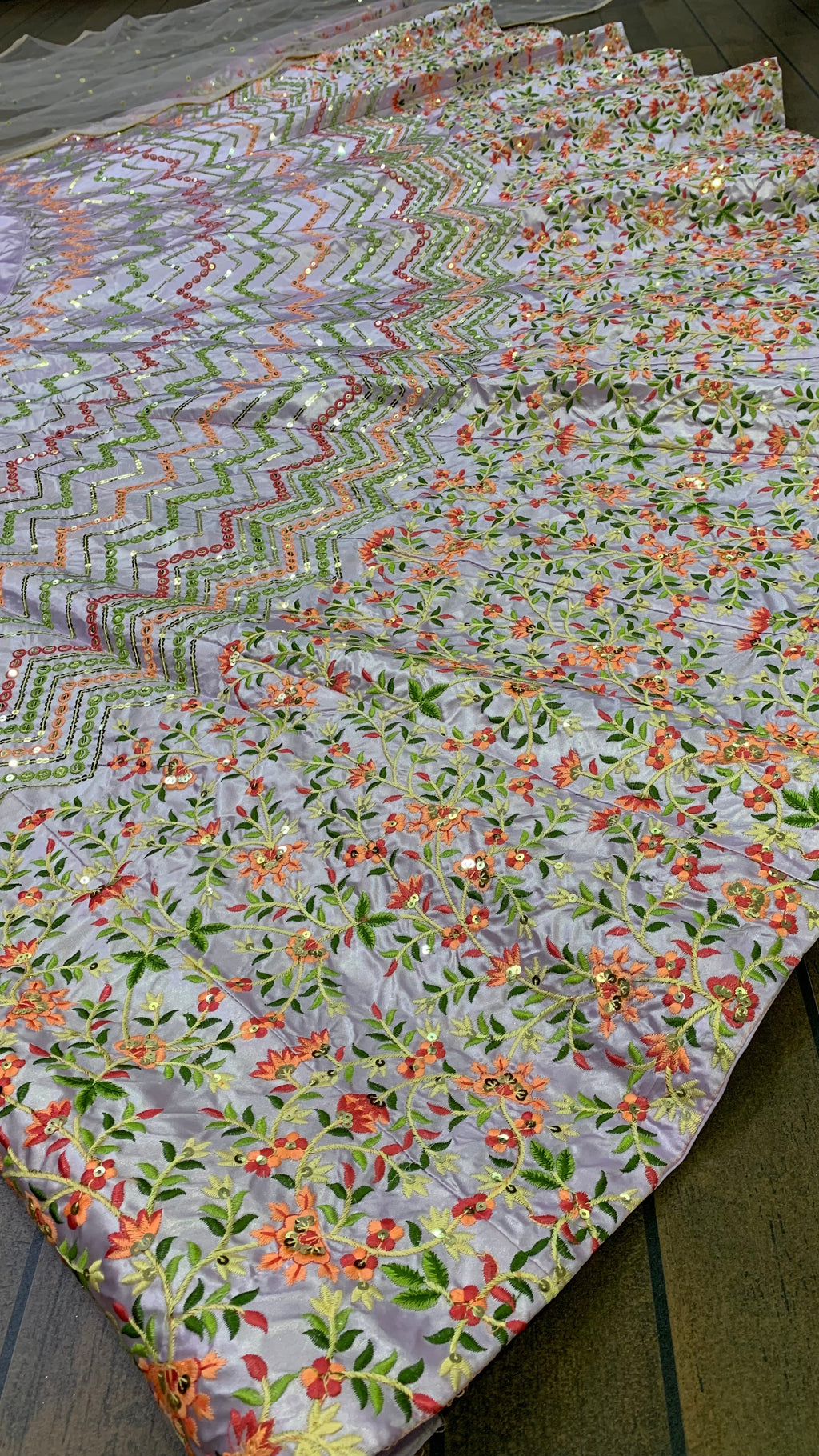 सीक्वेंस और थ्रेड वर्क से सजे डिजाइनर पार्टी वेयर लहंगा चोली